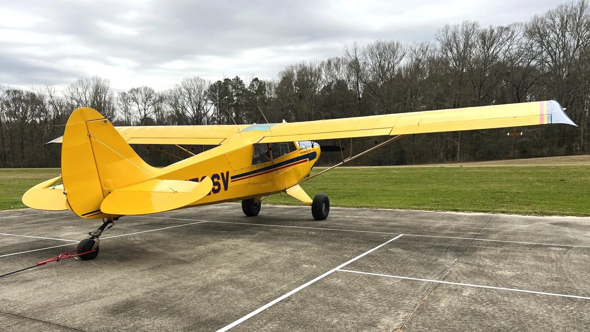 Exterior view of a 2004 AVIAT HUSKY A-1B, N52SV.