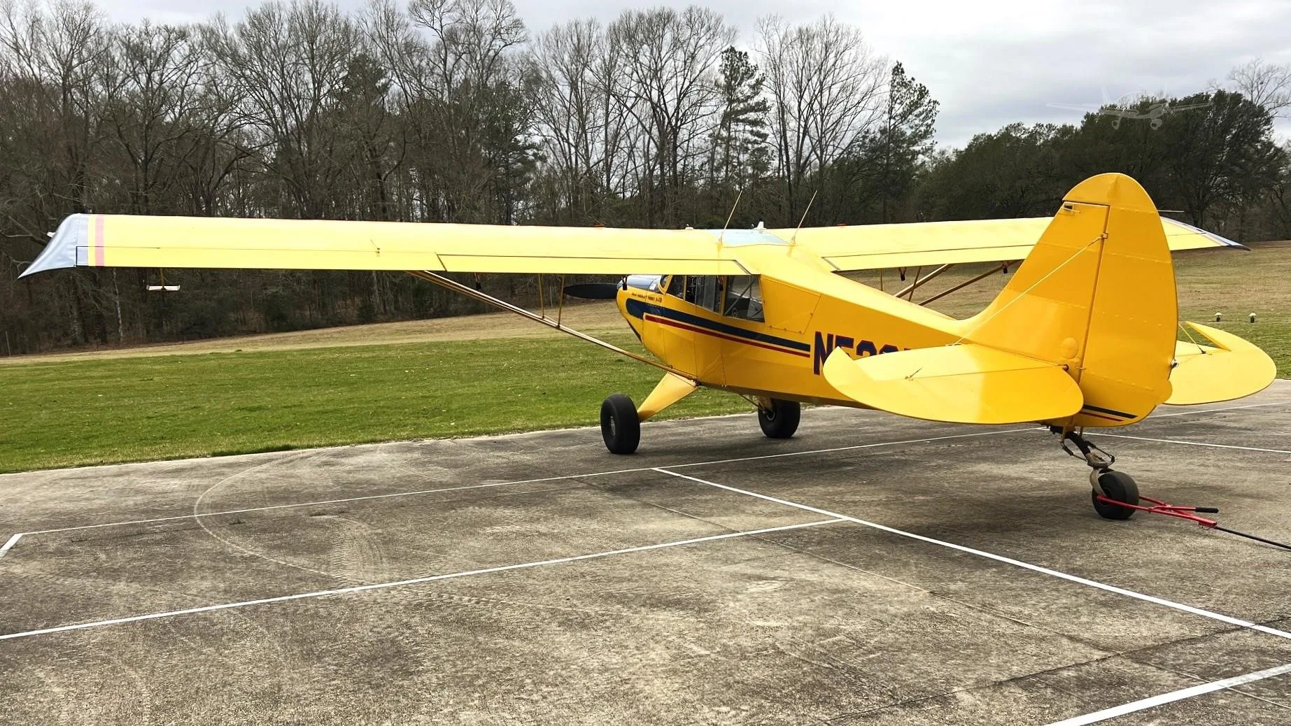Exterior view of a 2004 AVIAT HUSKY A-1B, N52SV.