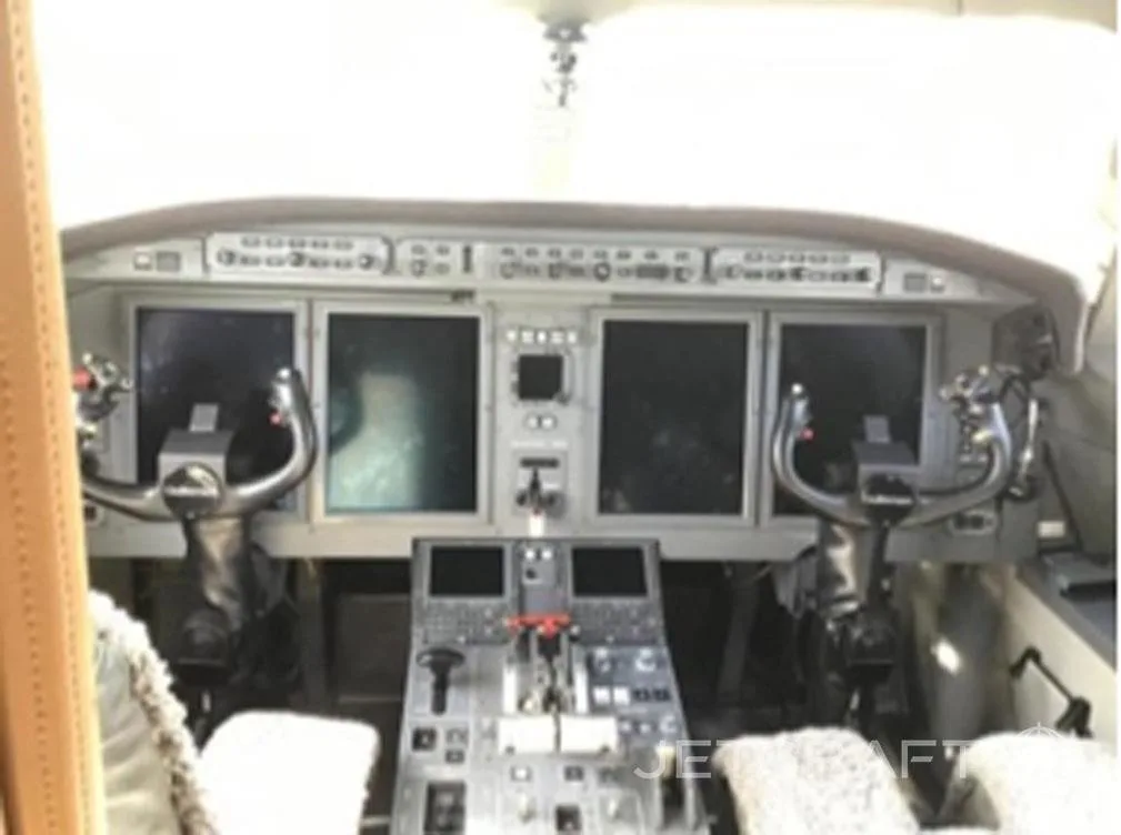 Cockpit and instrument panel of a 2008 GULFSTREAM G150.