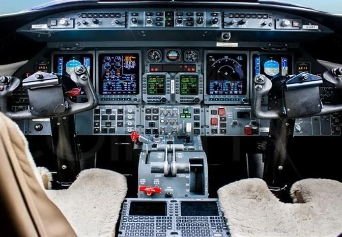 Cockpit and instrument panel of a 2001 LEARJET 45.