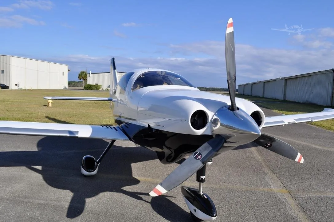 Exterior view of a 2010 CESSNA 400, N157TT.