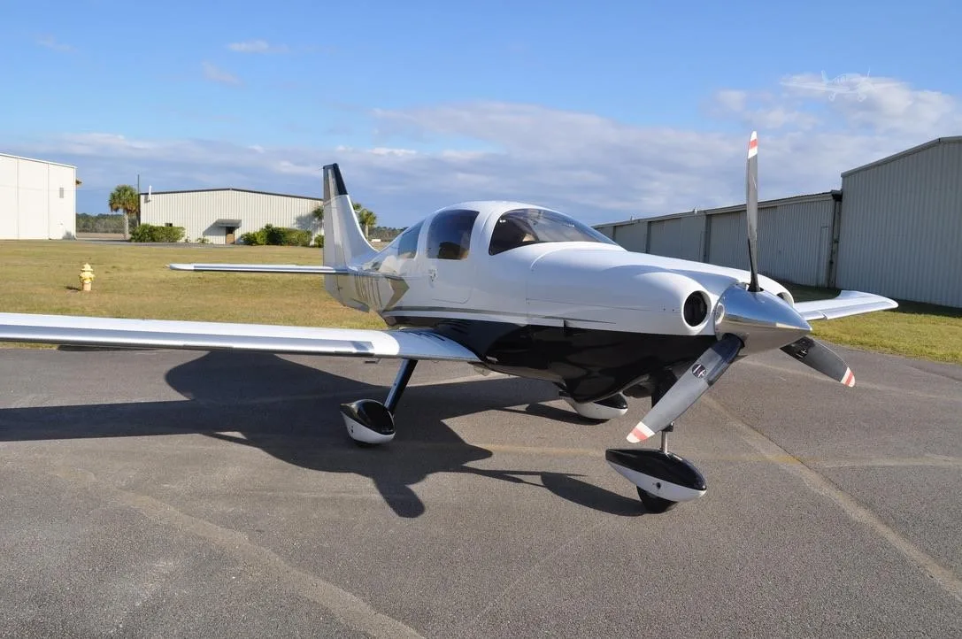Exterior view of a 2010 CESSNA 400, N157TT.