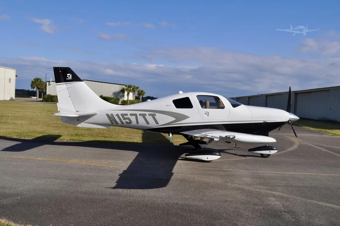 Exterior view of a 2010 CESSNA 400, N157TT.
