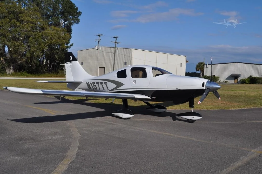 Exterior view of a 2010 CESSNA 400, N157TT.
