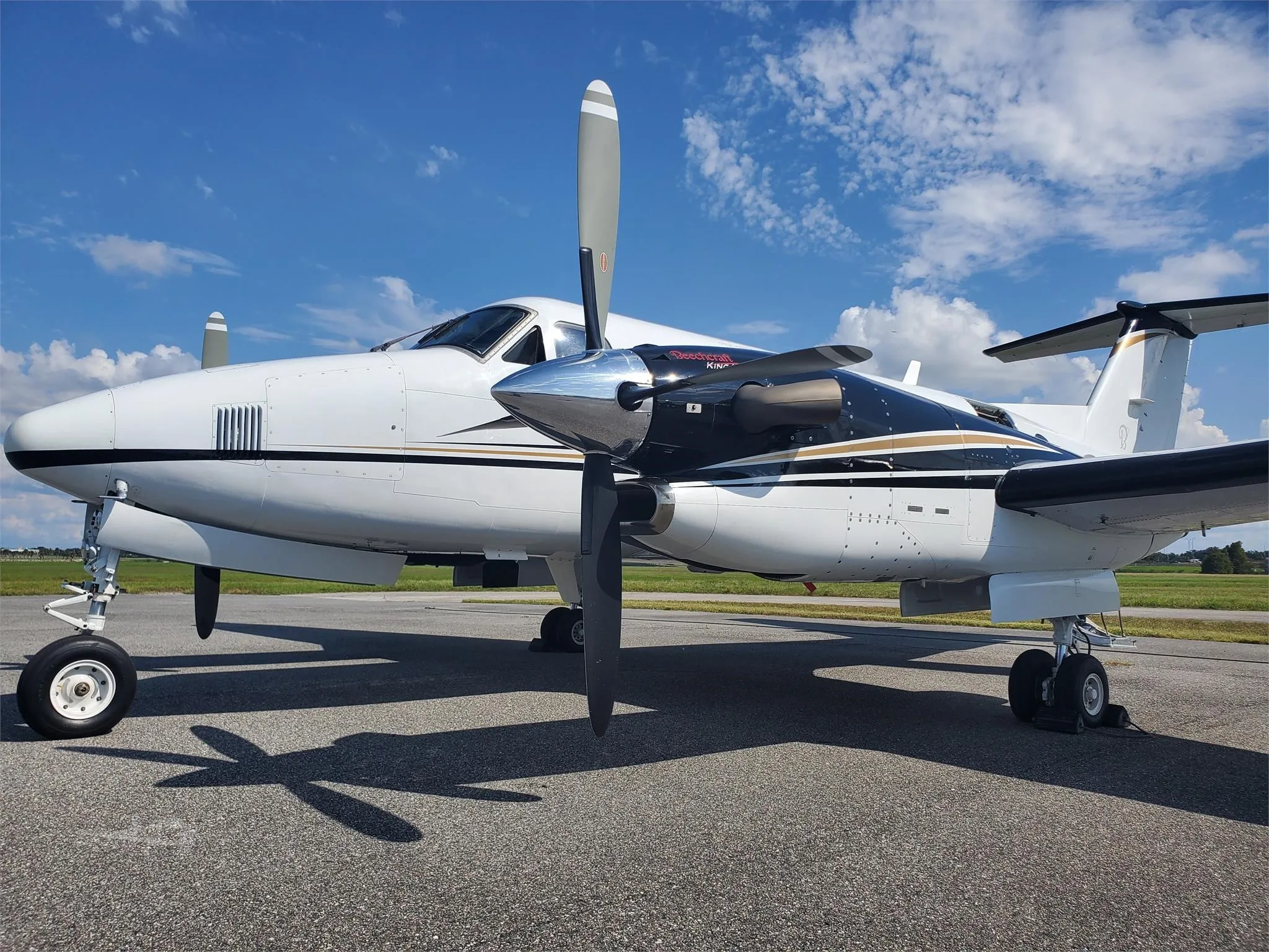 Exterior view of a 2004 BEECHCRAFT KING AIR 350.