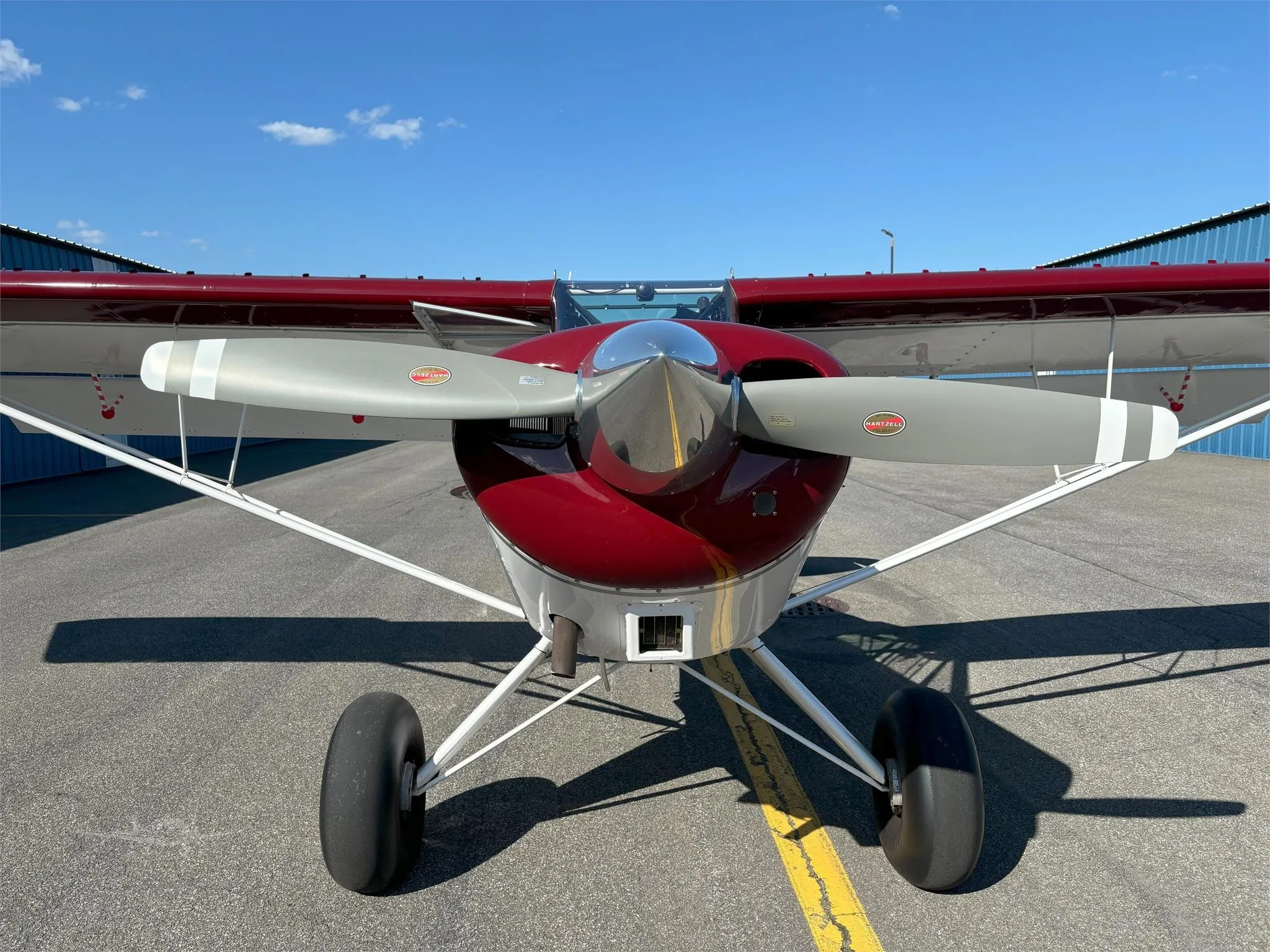 Exterior view of a 2005 AVIAT HUSKY A-1B, N521AM.