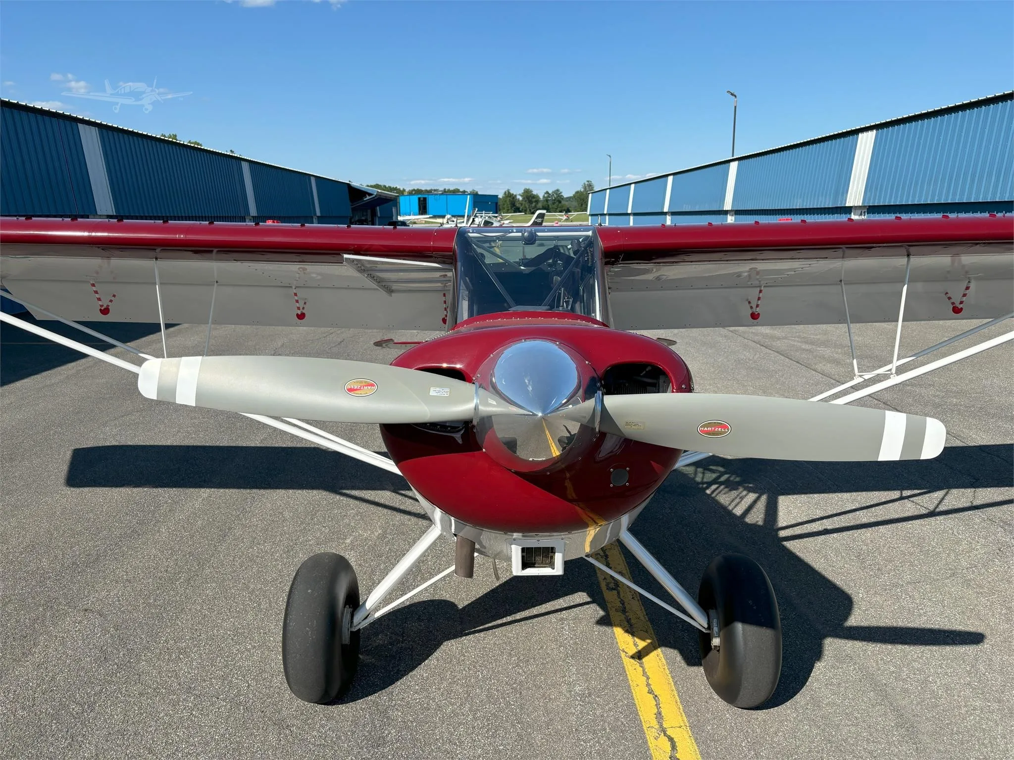 Exterior view of a 2005 AVIAT HUSKY A-1B, N521AM.
