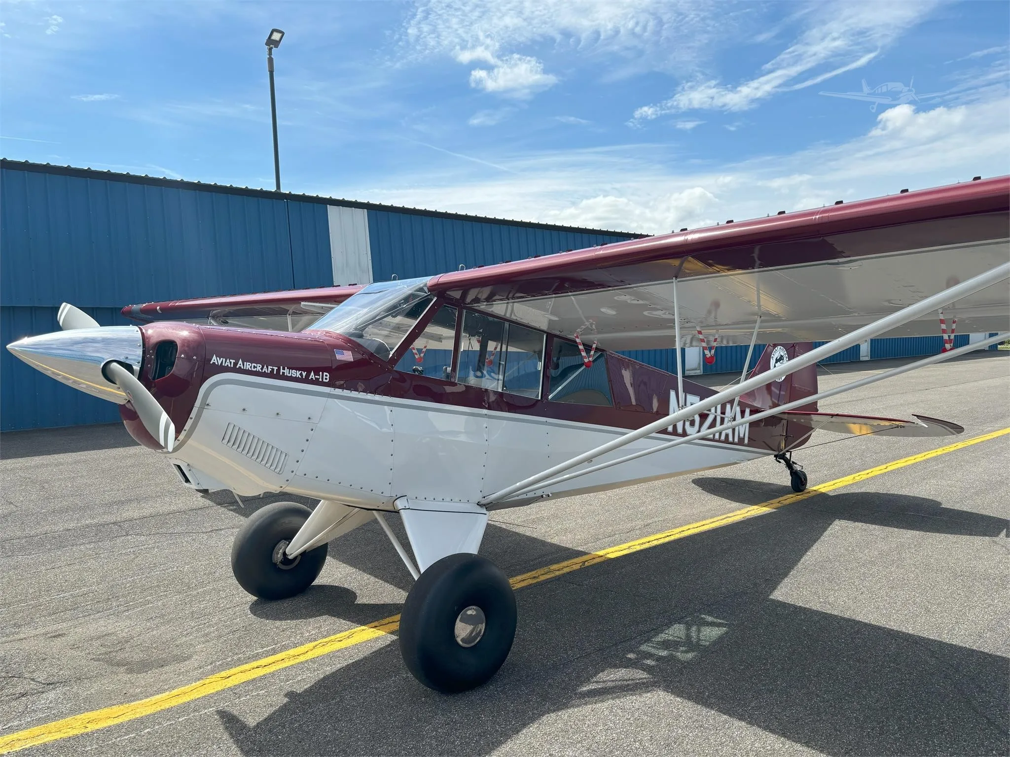 Exterior view of a 2005 AVIAT HUSKY A-1B, N521AM.