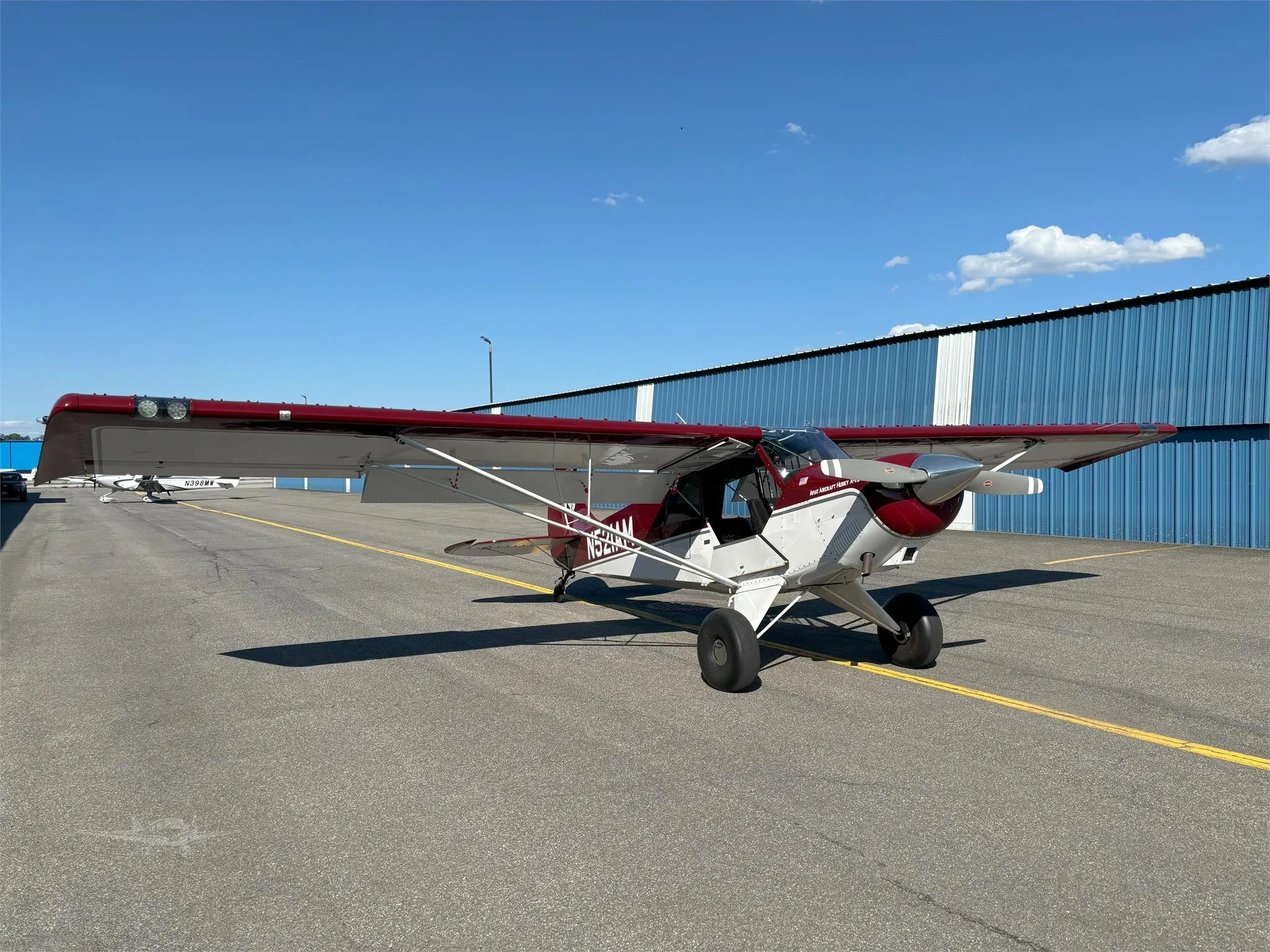 Exterior view of a 2005 AVIAT HUSKY A-1B, N521AM.