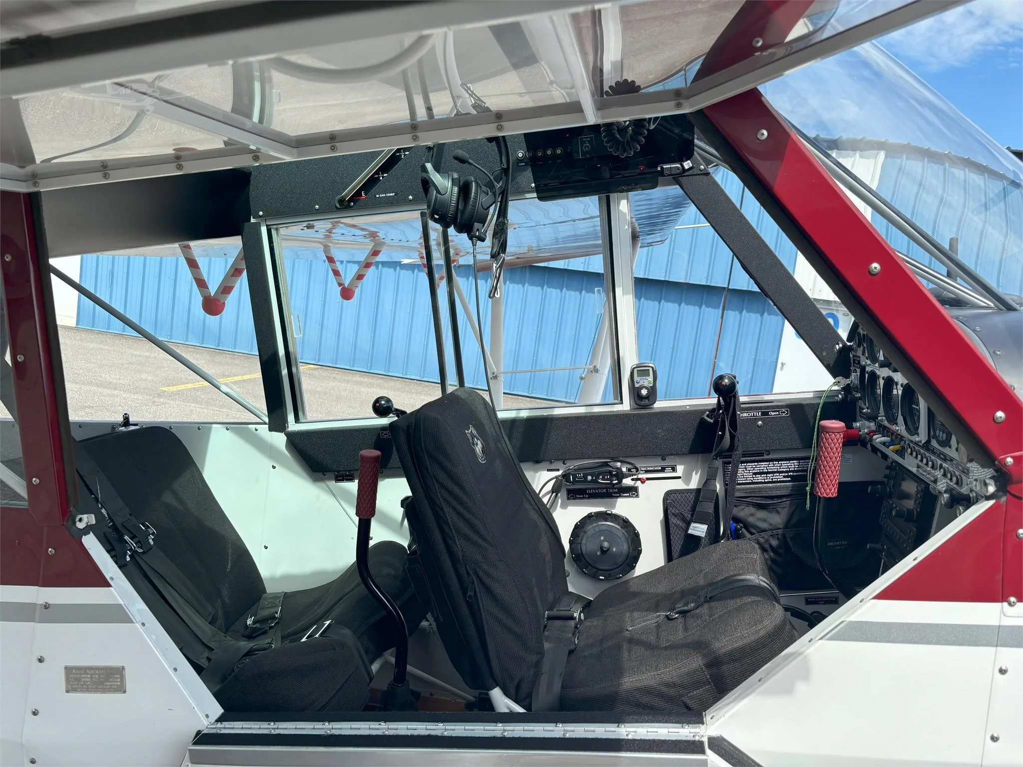 Cockpit and instrument panel of a 2005 AVIAT HUSKY A-1B.