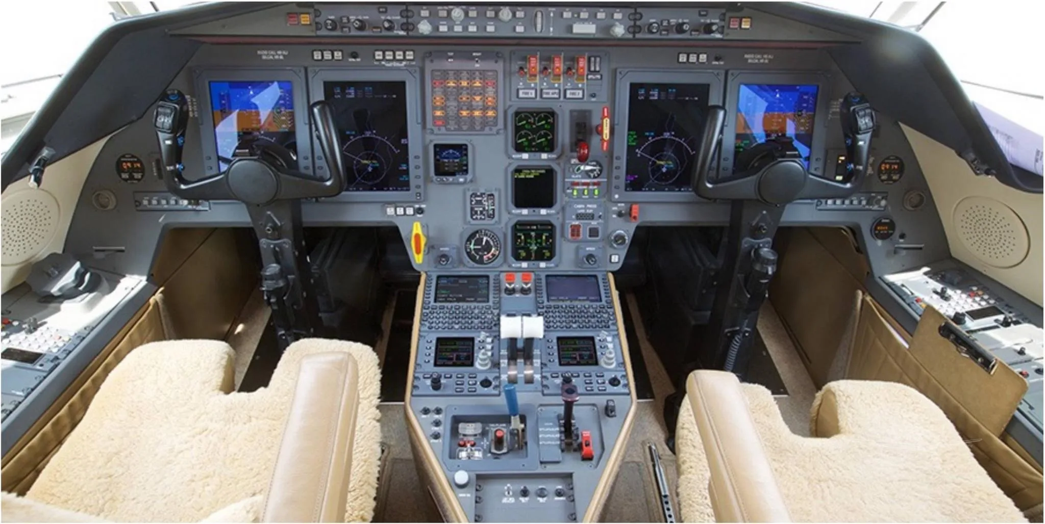Cockpit and instrument panel of a 2003 DASSAULT FALCON 2000EX.