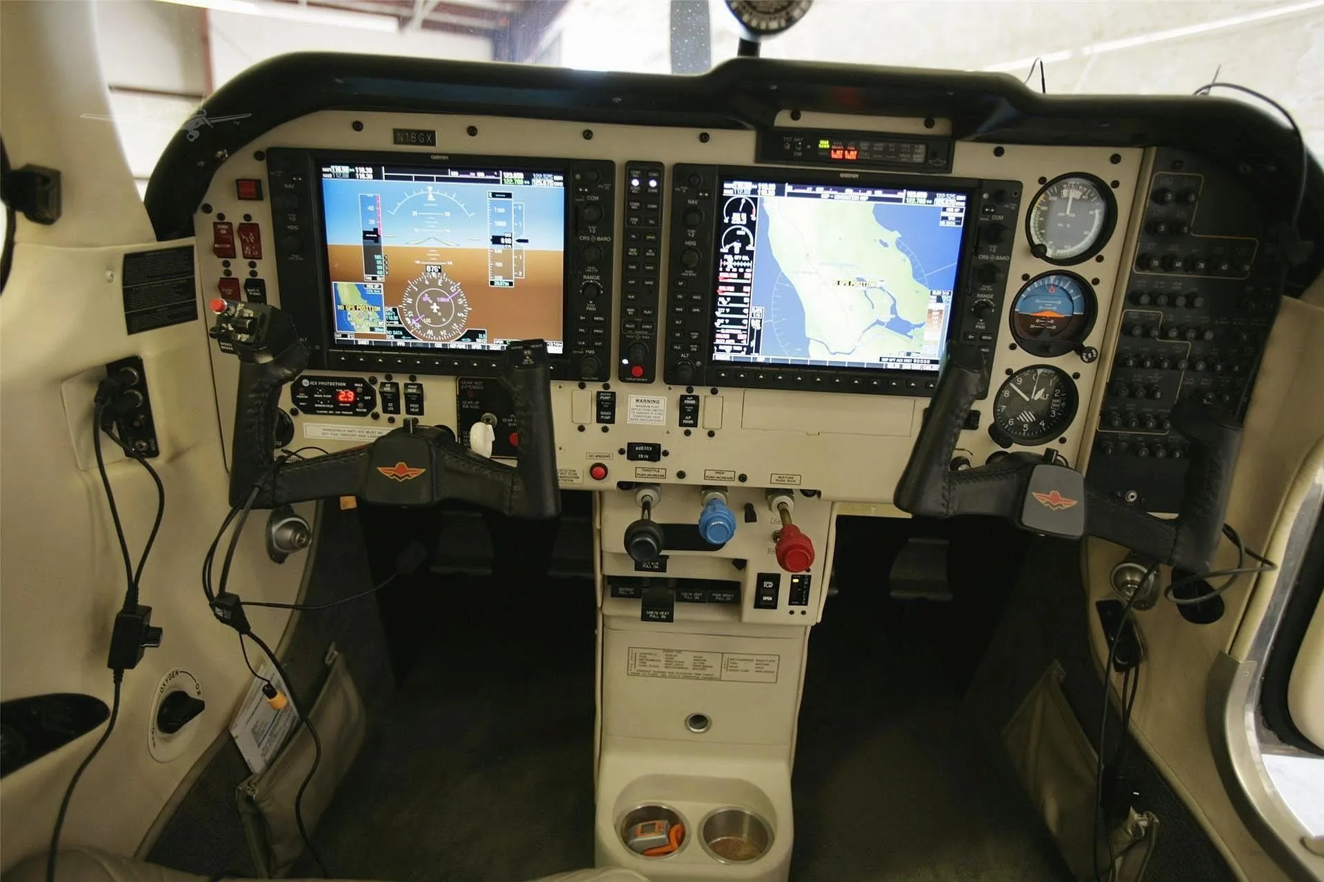 Cockpit and instrument panel of a 2007 MOONEY M20M GX BRAVO.