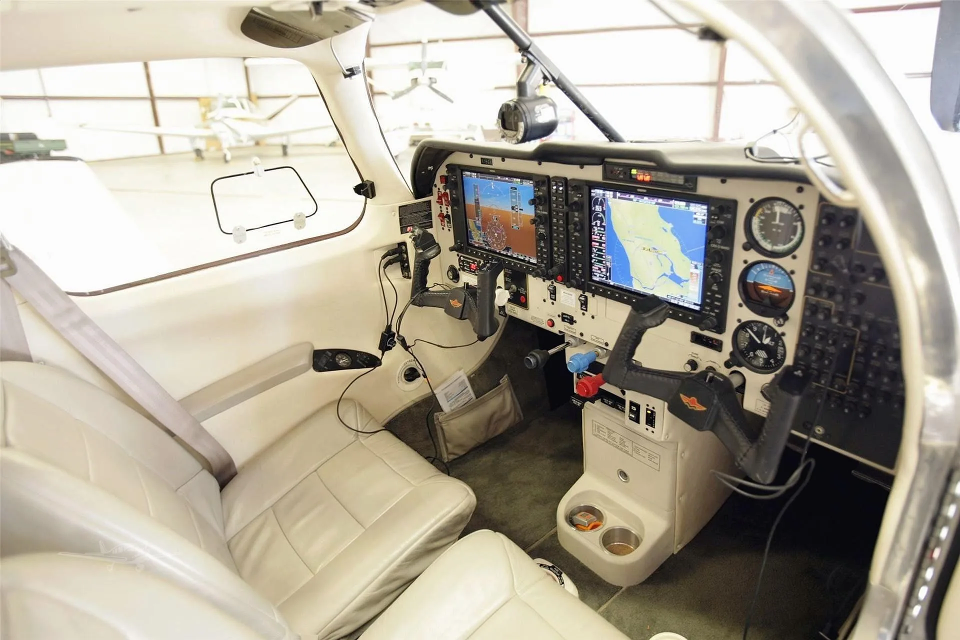 Cockpit and instrument panel of a 2007 MOONEY M20M GX BRAVO.
