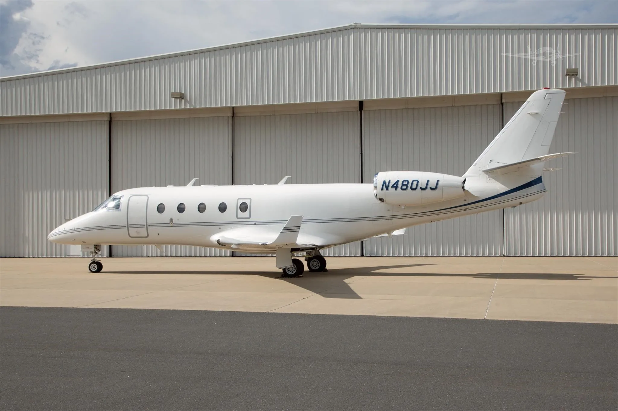 Exterior view of a 2009 GULFSTREAM G150, N480JJ.