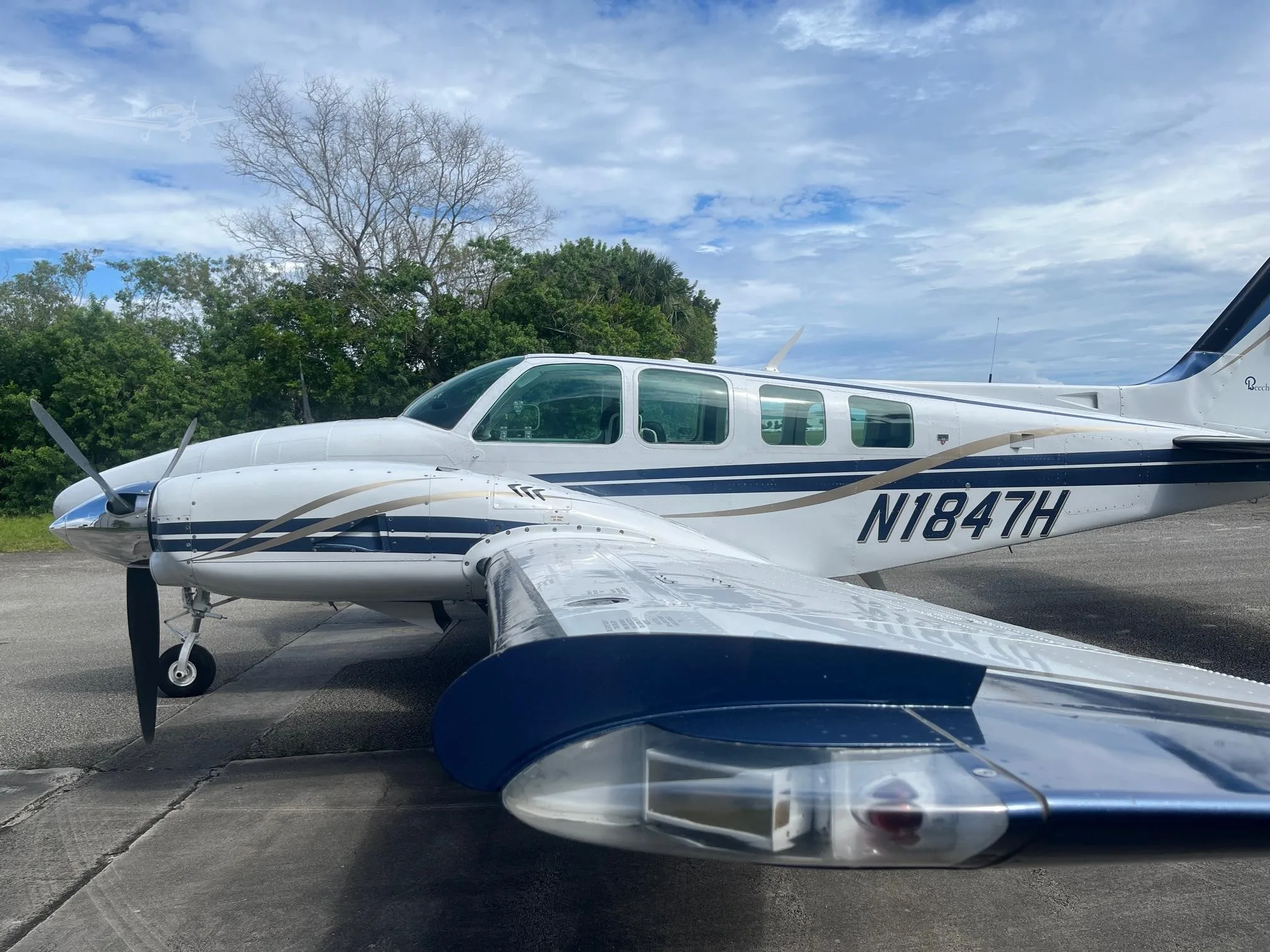 Exterior view of a 1982 BEECHCRAFT 58TC BARON.