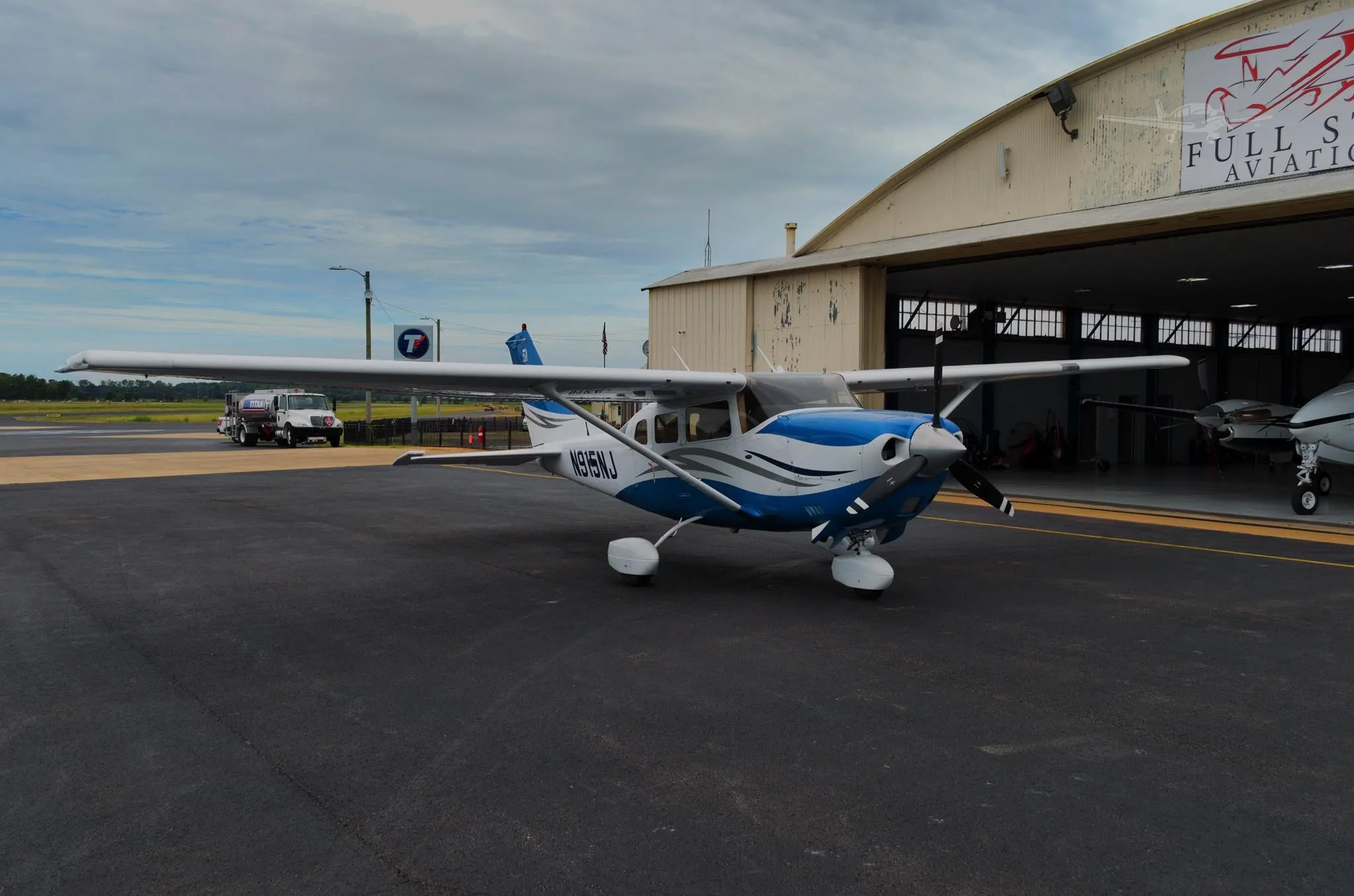 Exterior view of a 2006 CESSNA TURBO 206H STATIONAIR, N915NJ.