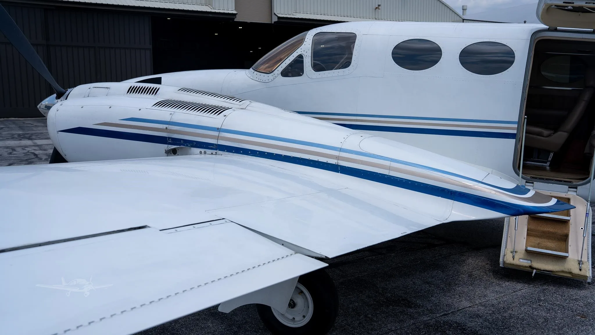 Exterior view of a 1978 CESSNA 421C, N421DB.