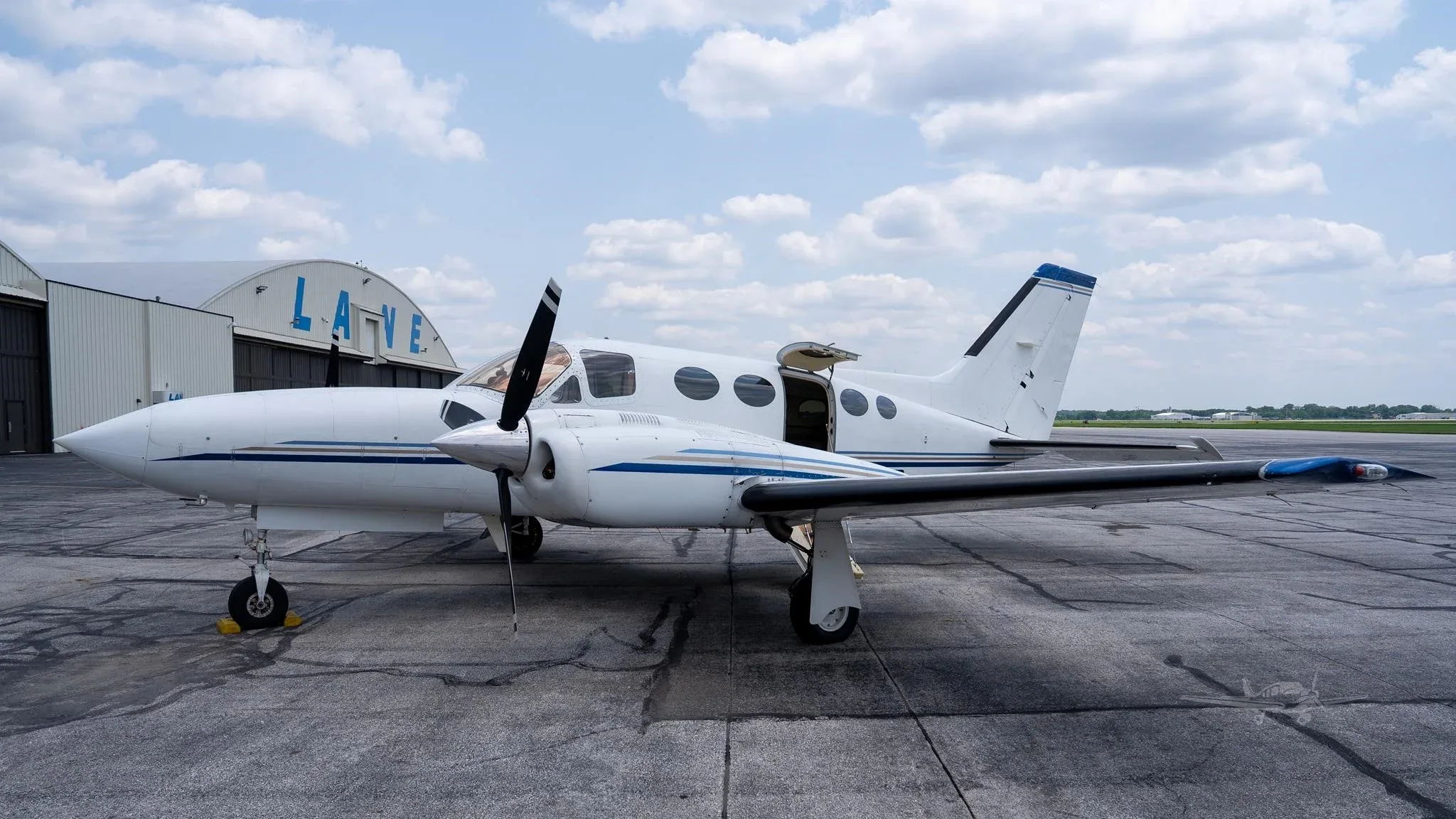 Exterior view of a 1978 CESSNA 421C, N421DB.
