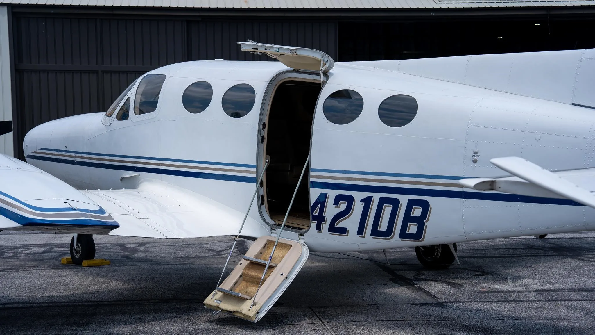 Exterior view of a 1978 CESSNA 421C, N421DB.