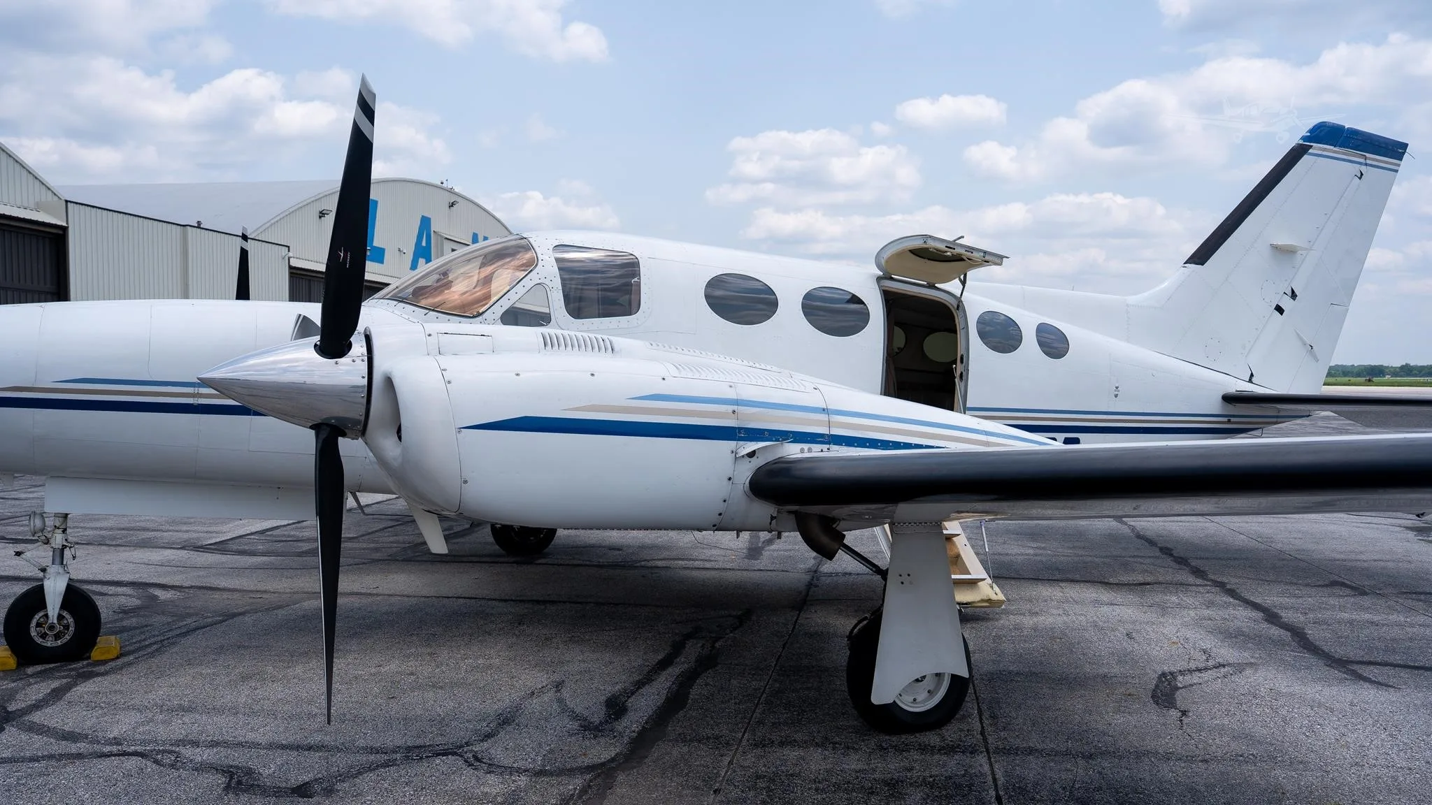 Exterior view of a 1978 CESSNA 421C, N421DB.