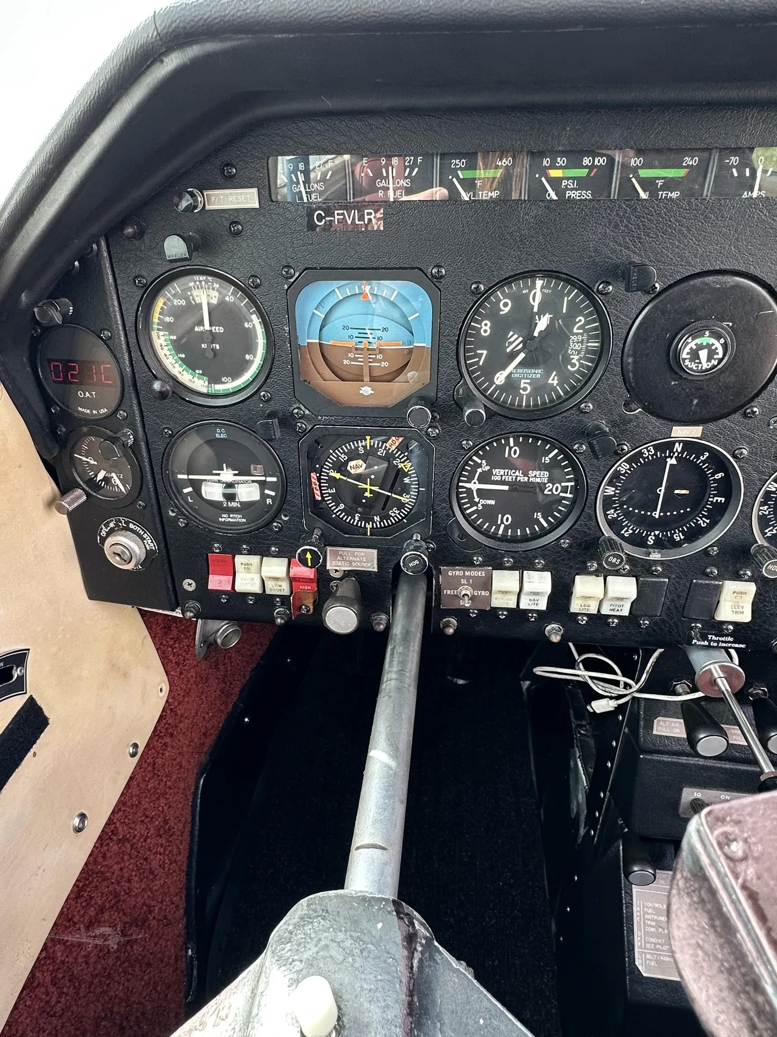 Cockpit and instrument panel of a 1981 MOONEY M20K 231.