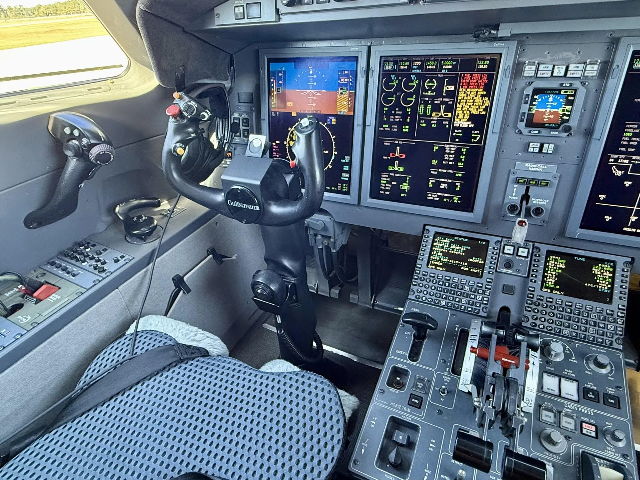 Cockpit and instrument panel of a 2008 GULFSTREAM G150.