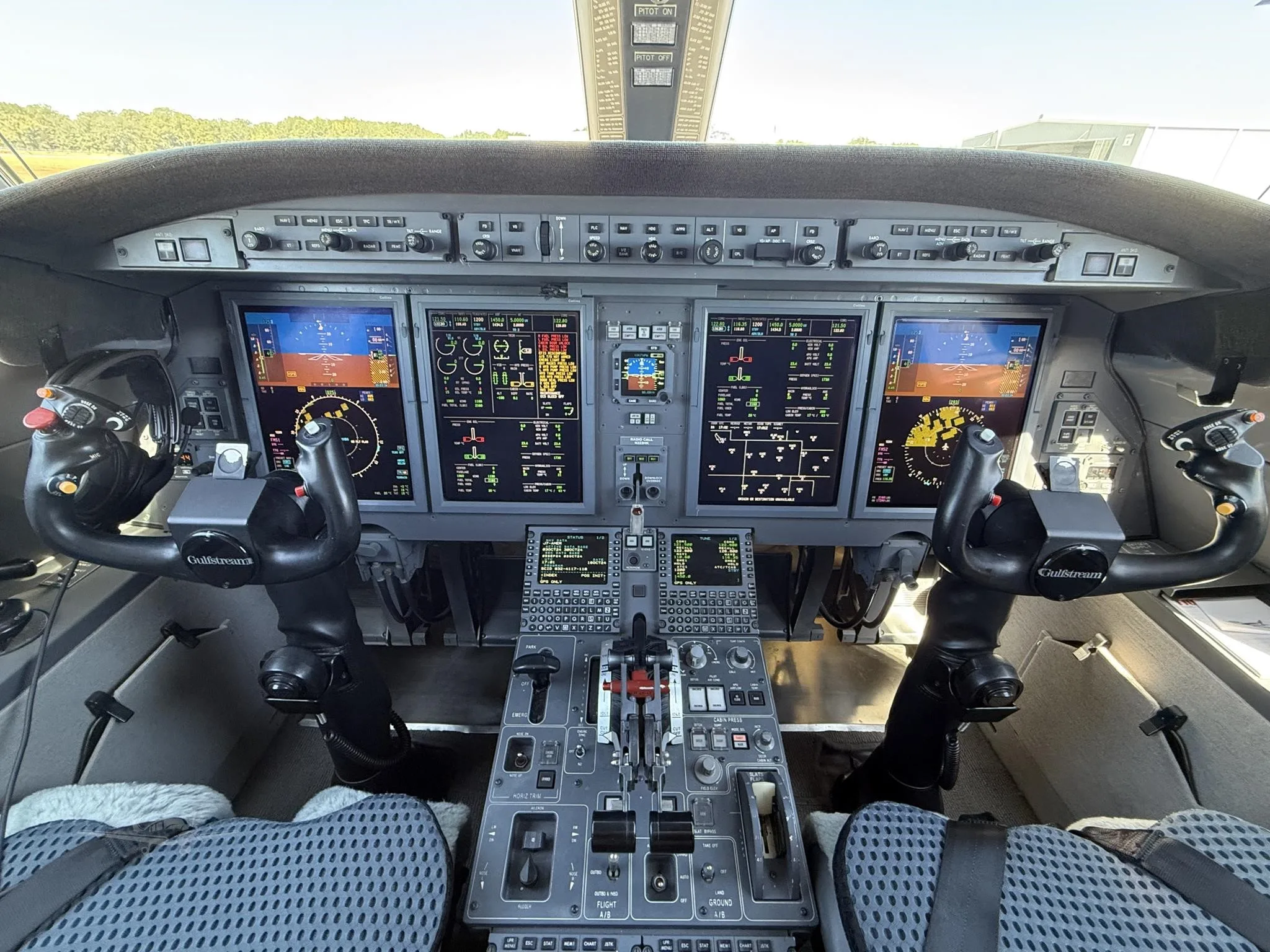 Cockpit and instrument panel of a 2008 GULFSTREAM G150.