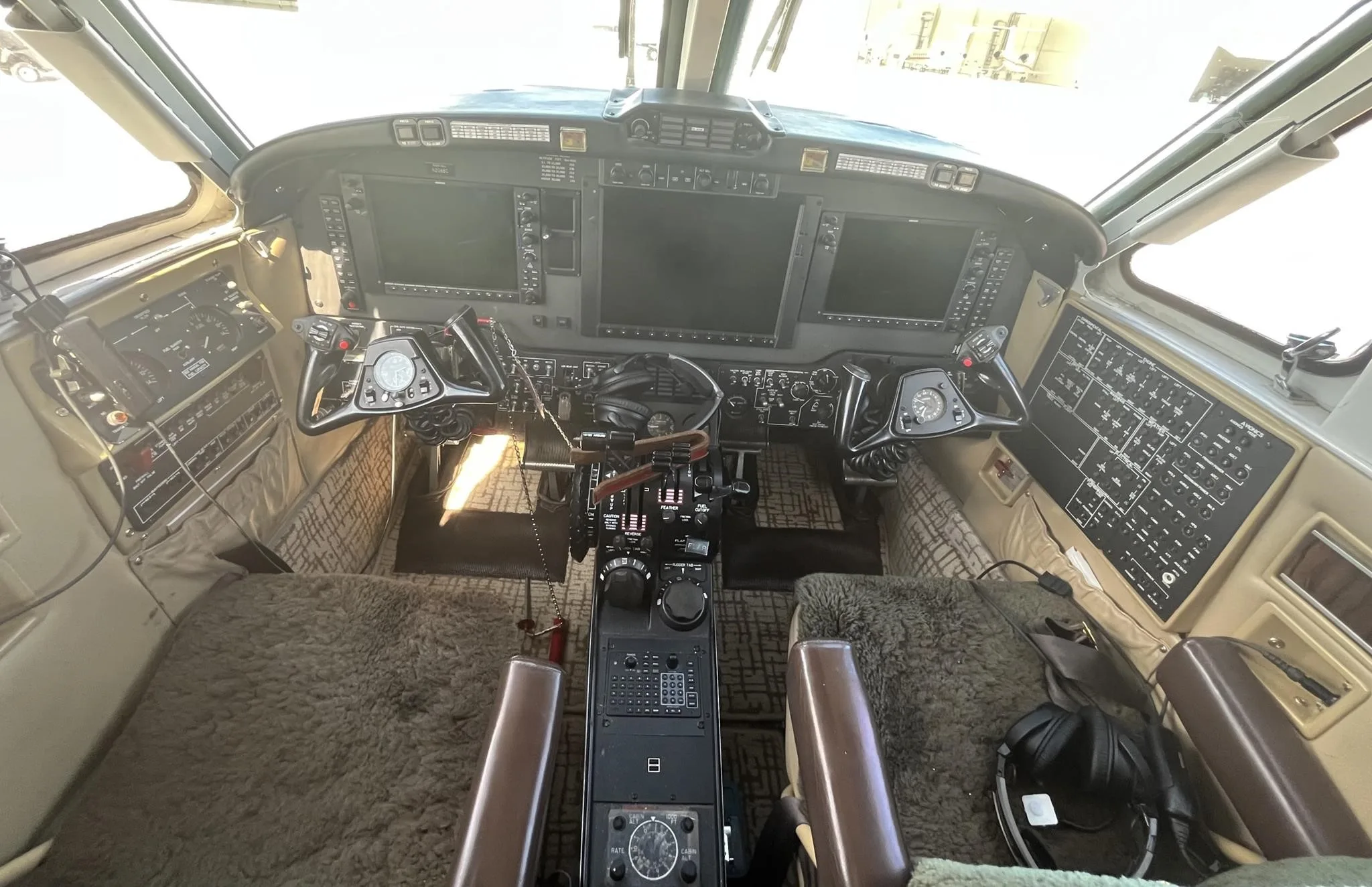 Cockpit and instrument panel of a 1978 BEECHCRAFT KING AIR 200.