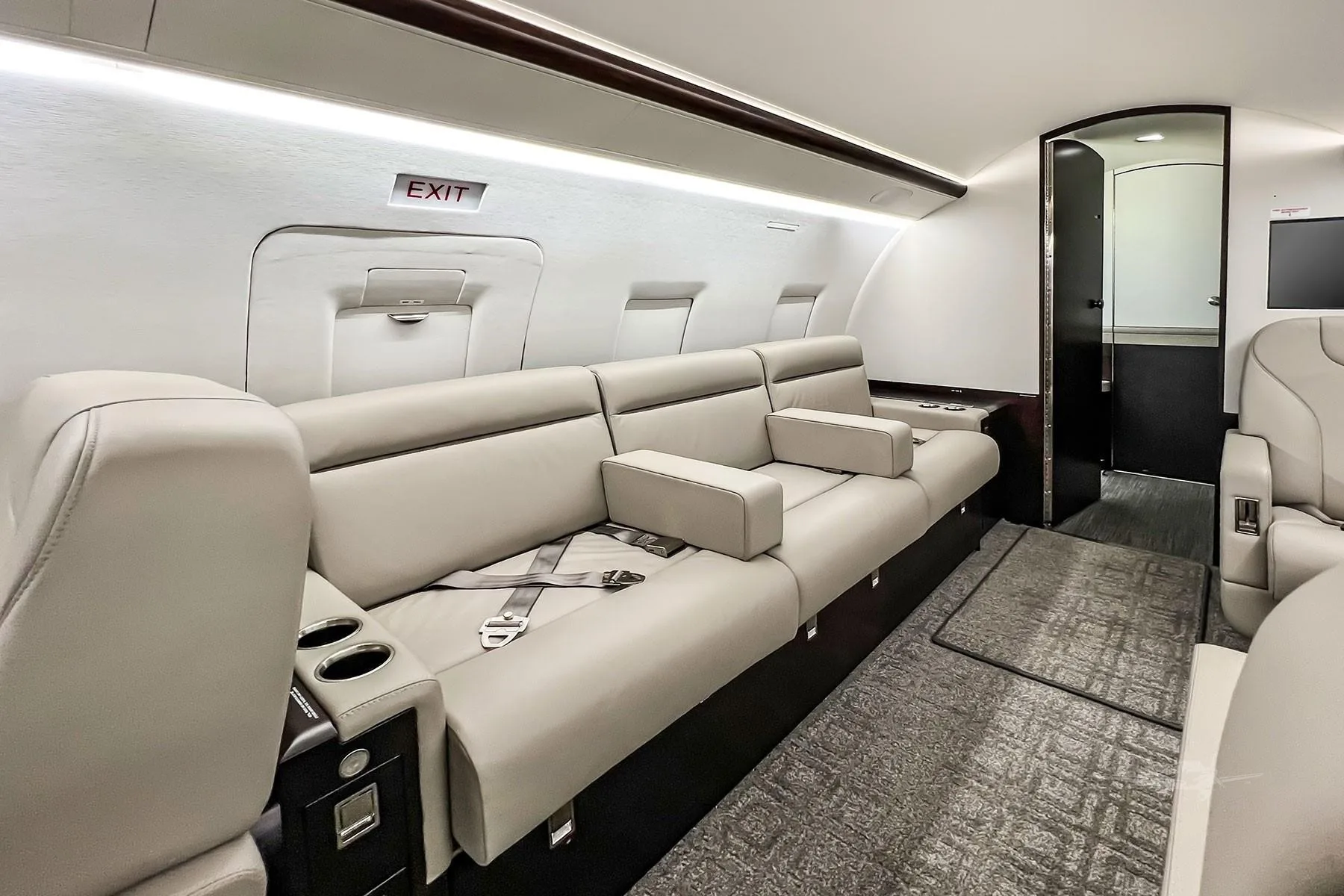Cabin interior of a 1999 BOMBARDIER CHALLENGER 604.
