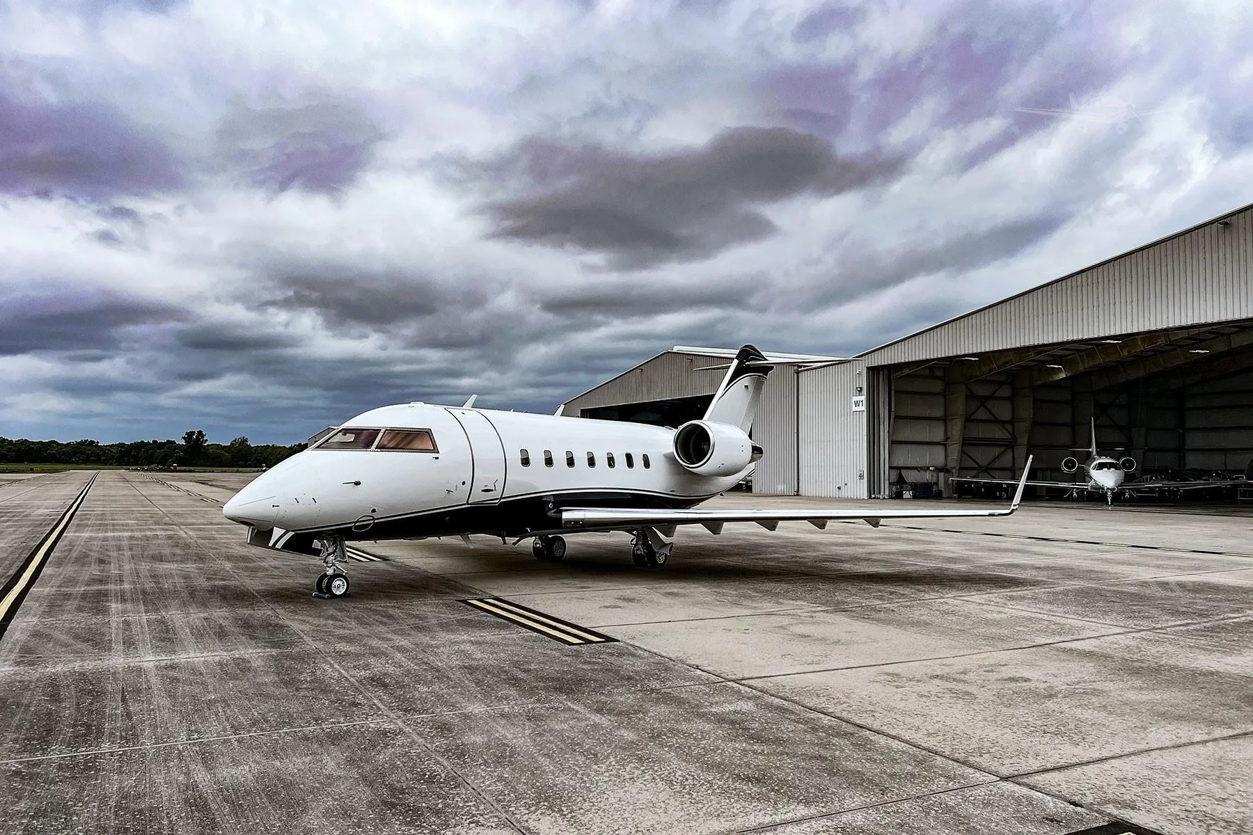 Exterior view of a 1999 BOMBARDIER CHALLENGER 604, N72WY.