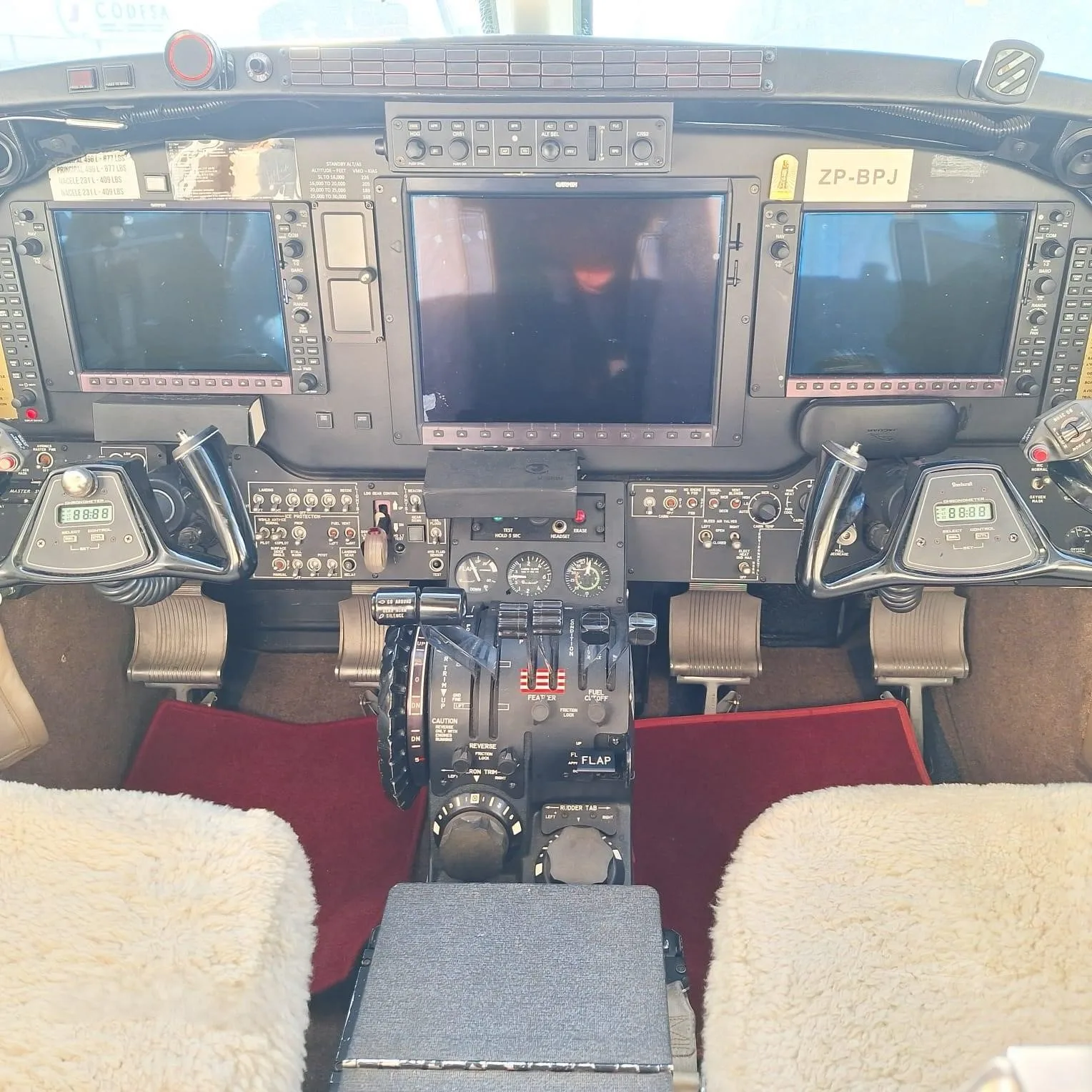Cockpit and instrument panel of a 2007 BEECHCRAFT KING AIR C90GTI.