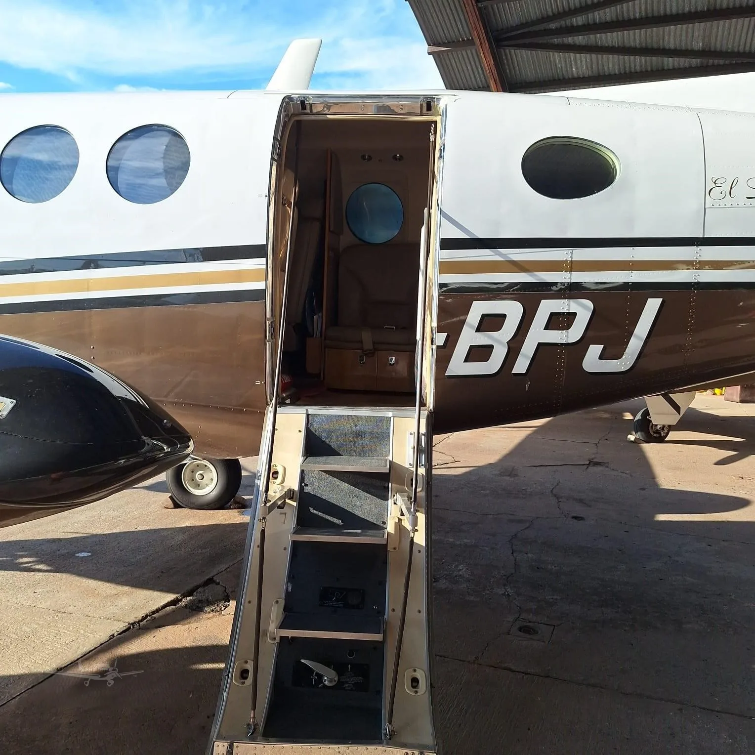 Exterior view of a 2007 BEECHCRAFT KING AIR C90GTI.