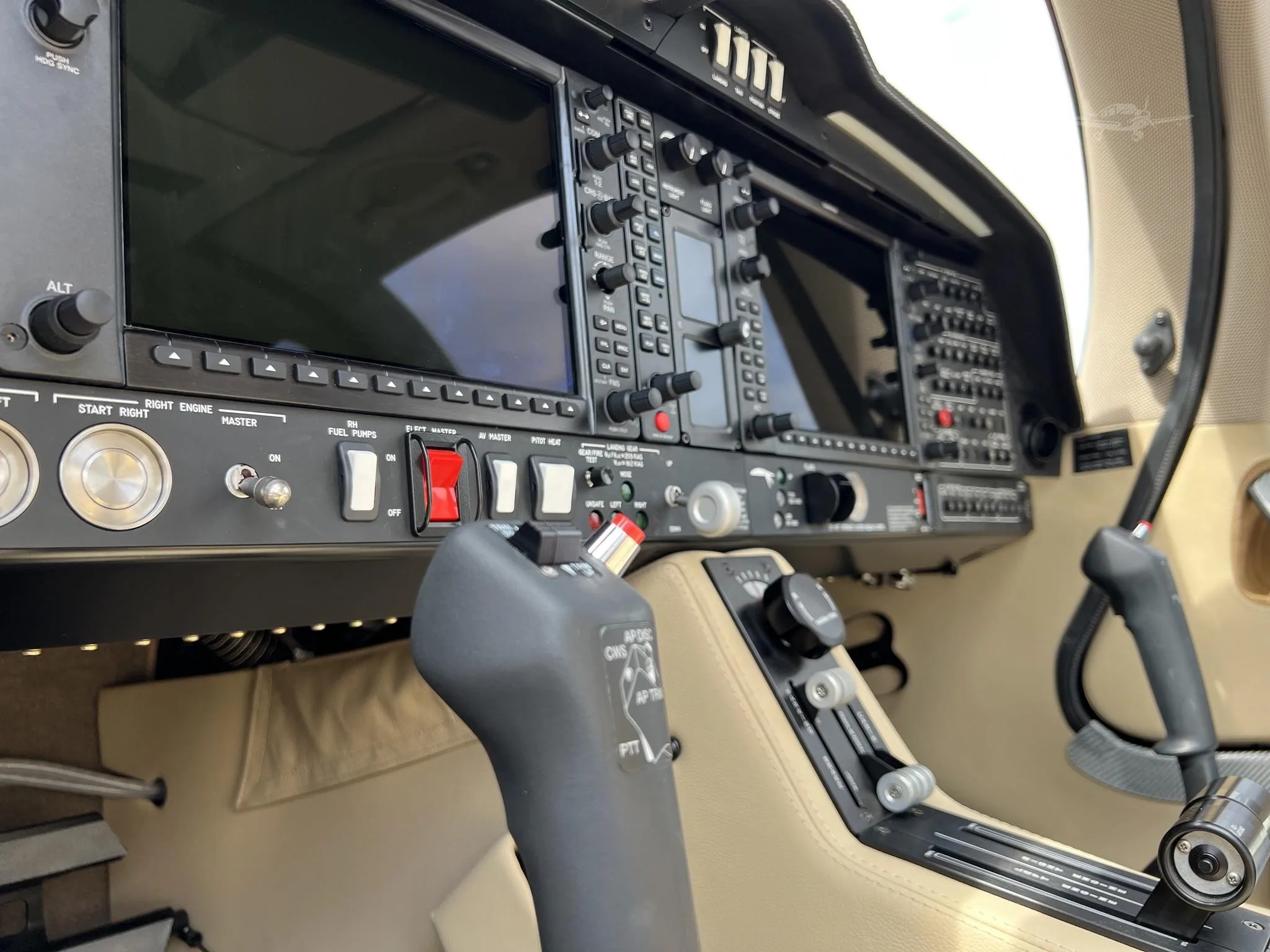 Avionics suite of a 2023 DIAMOND DA62.