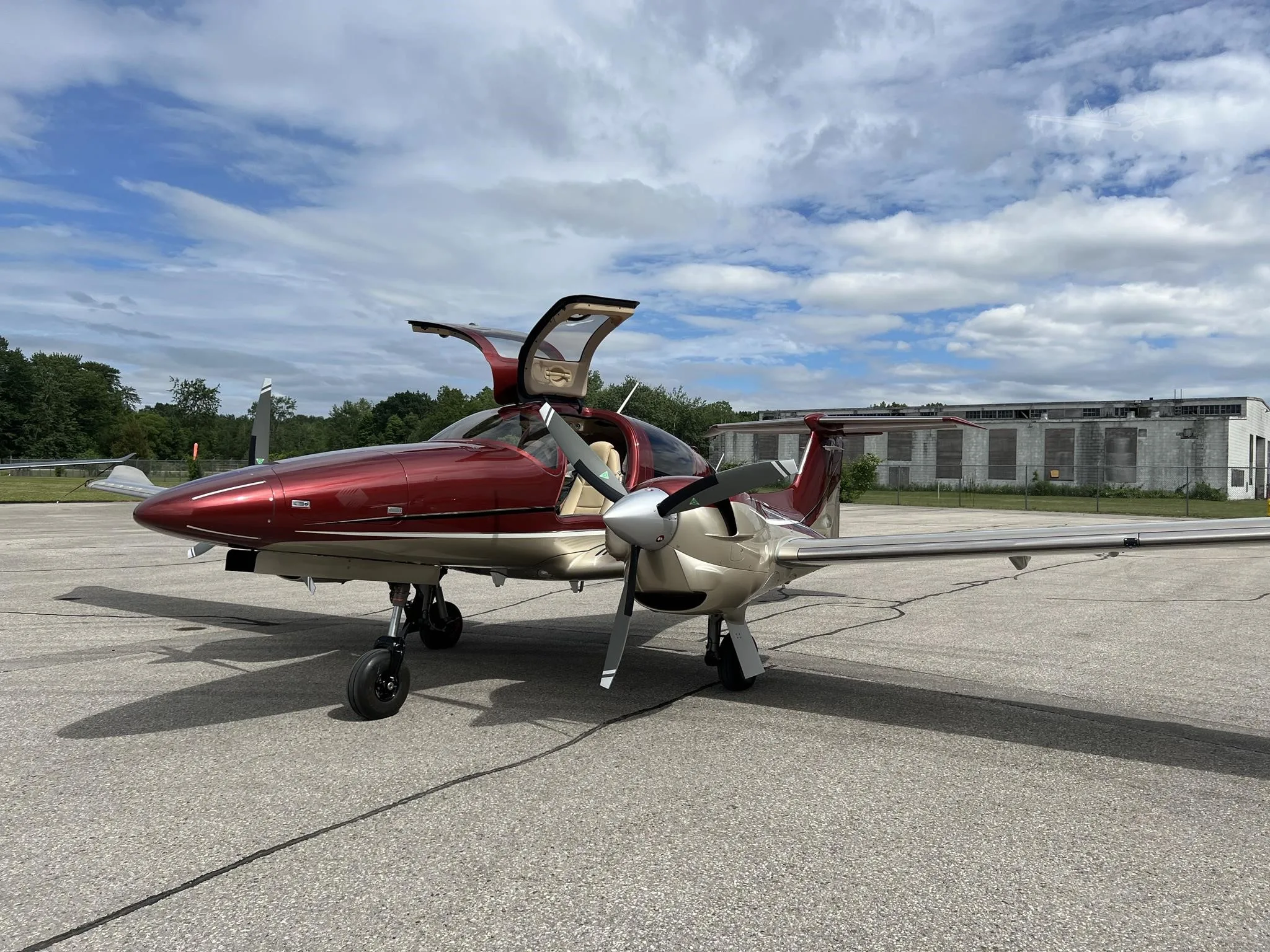 Exterior view of a 2023 DIAMOND DA62, C-FHPM.