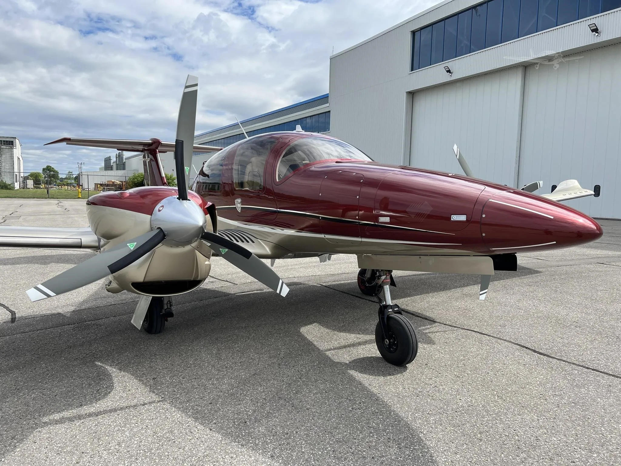 Exterior view of a 2023 DIAMOND DA62, C-FHPM.
