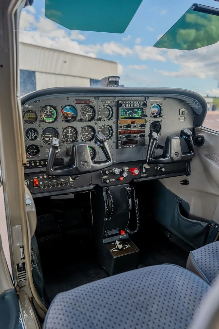 Cockpit and instrument panel of a 1997 CESSNA 172R SKYHAWK.