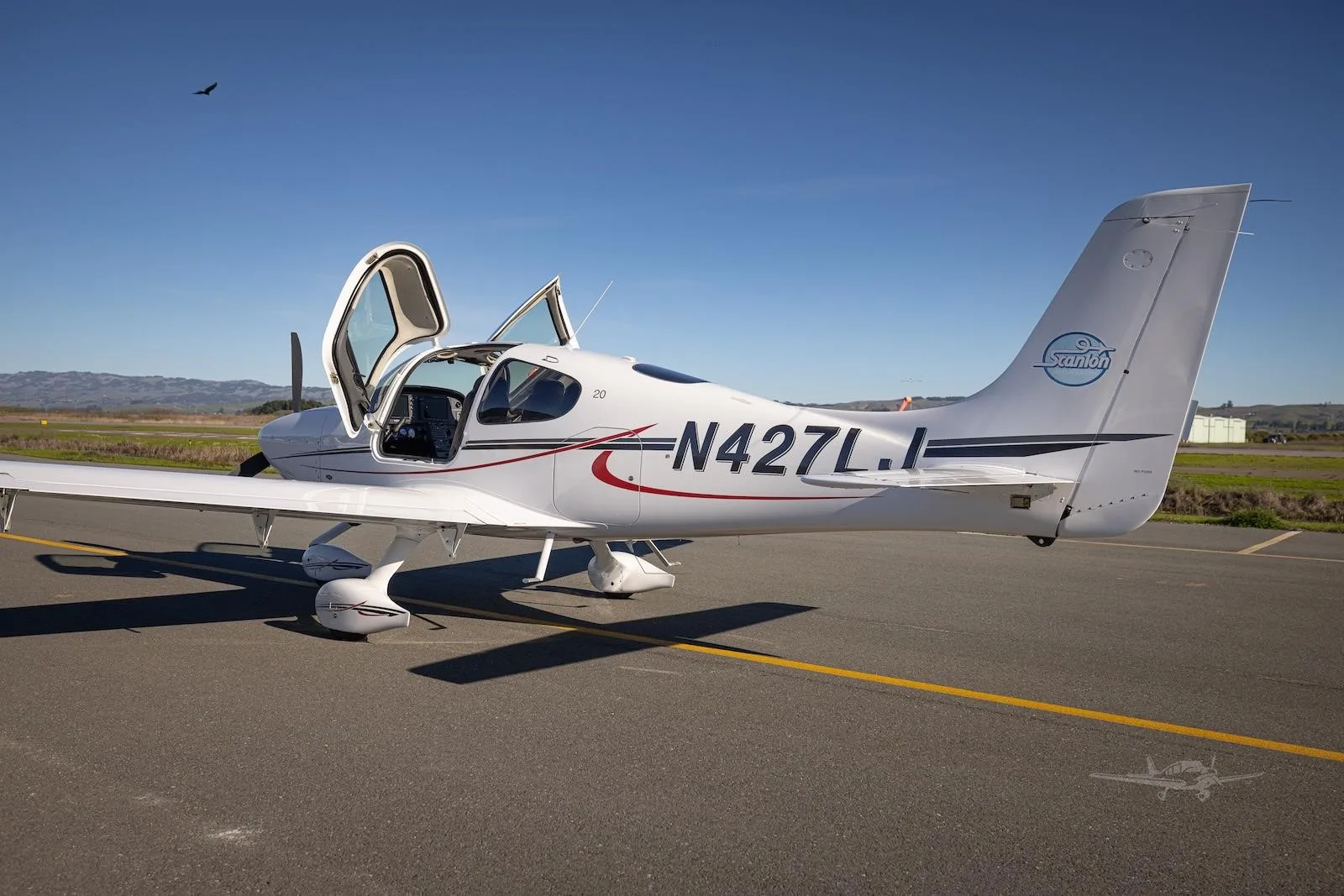 Exterior view of a 2019 CIRRUS SR20-G6, N427LJ.