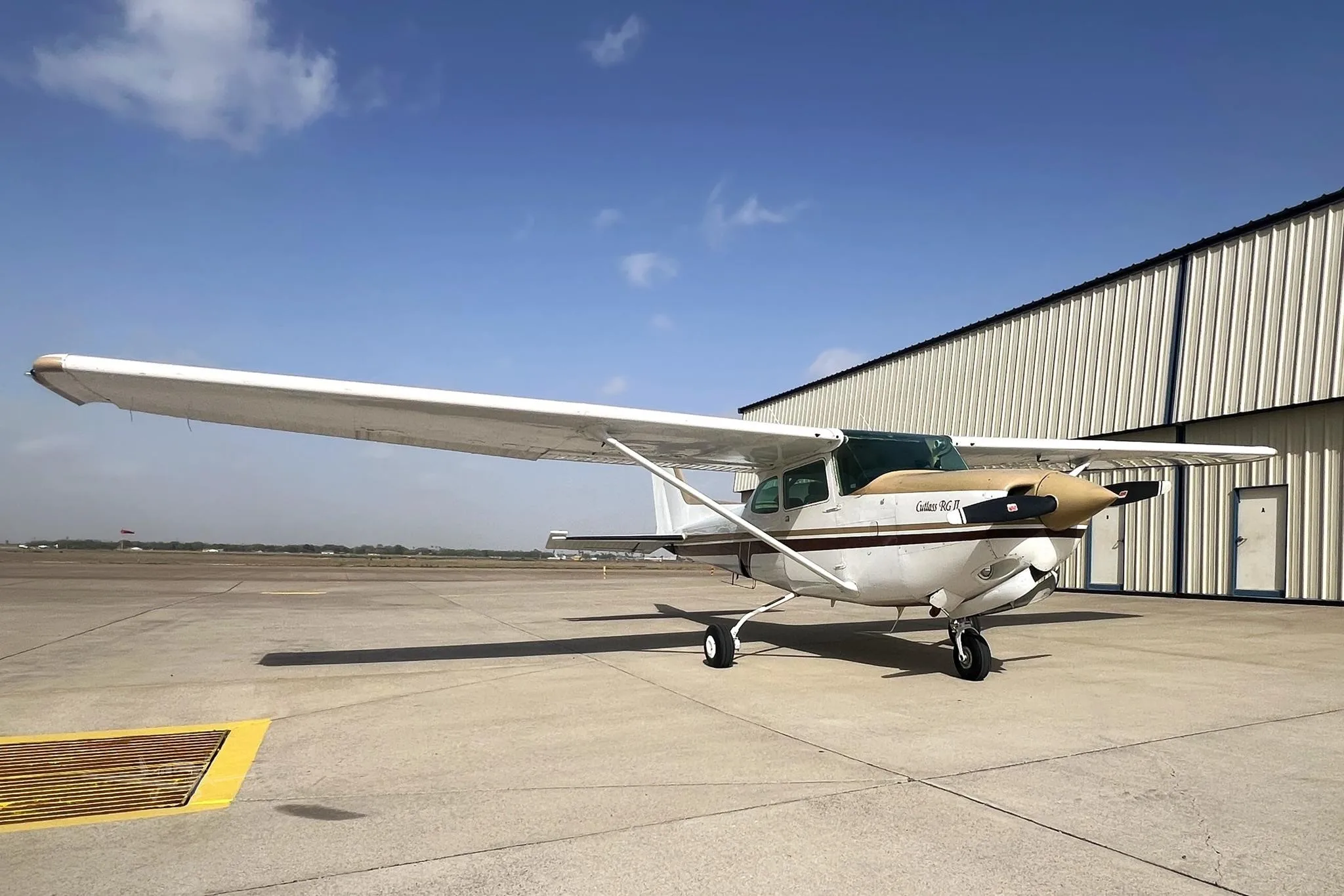 Exterior view of a 1980 CESSNA 172RG CUTLASS, N4953V.