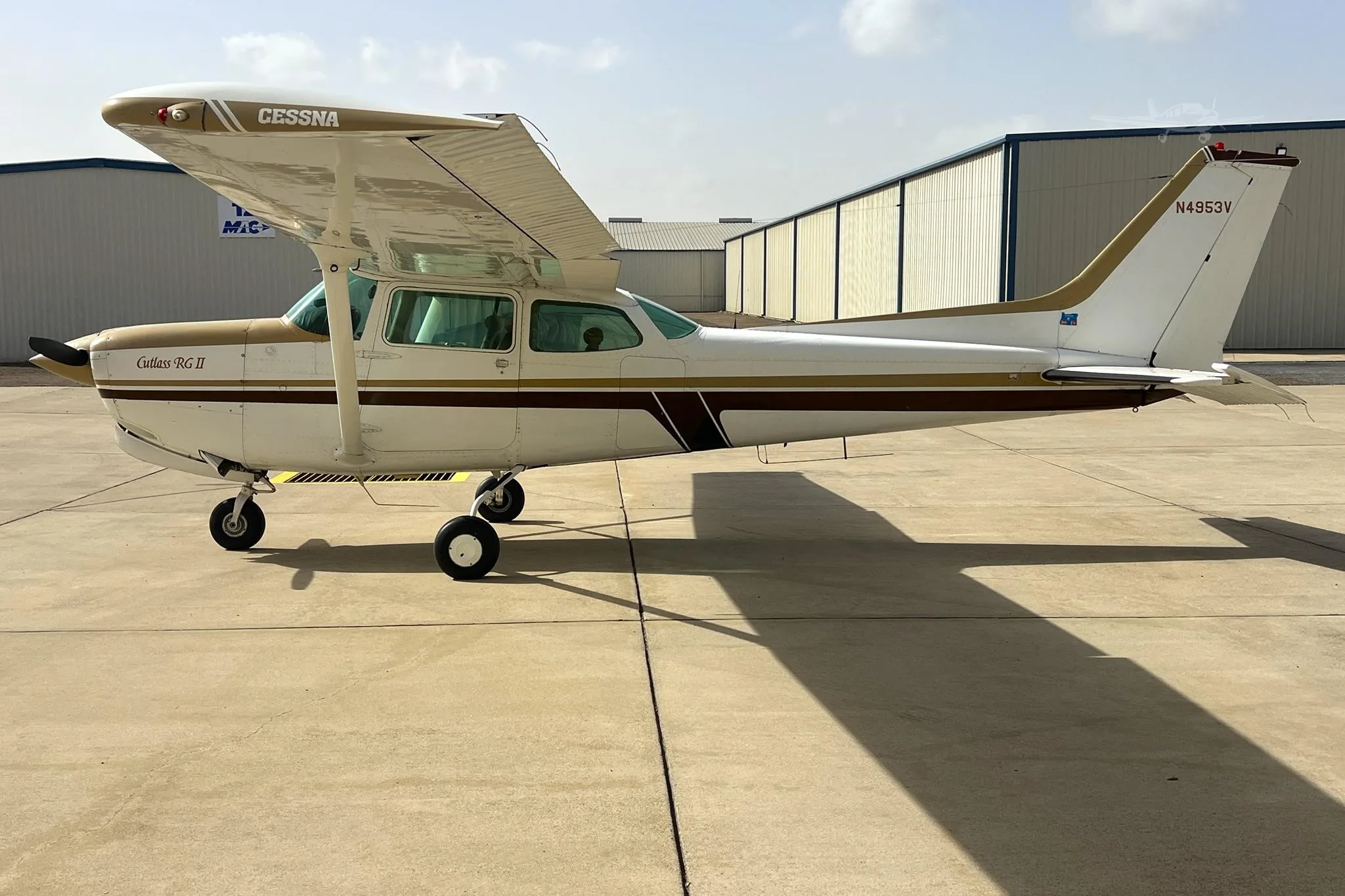 Exterior view of a 1980 CESSNA 172RG CUTLASS, N4953V.