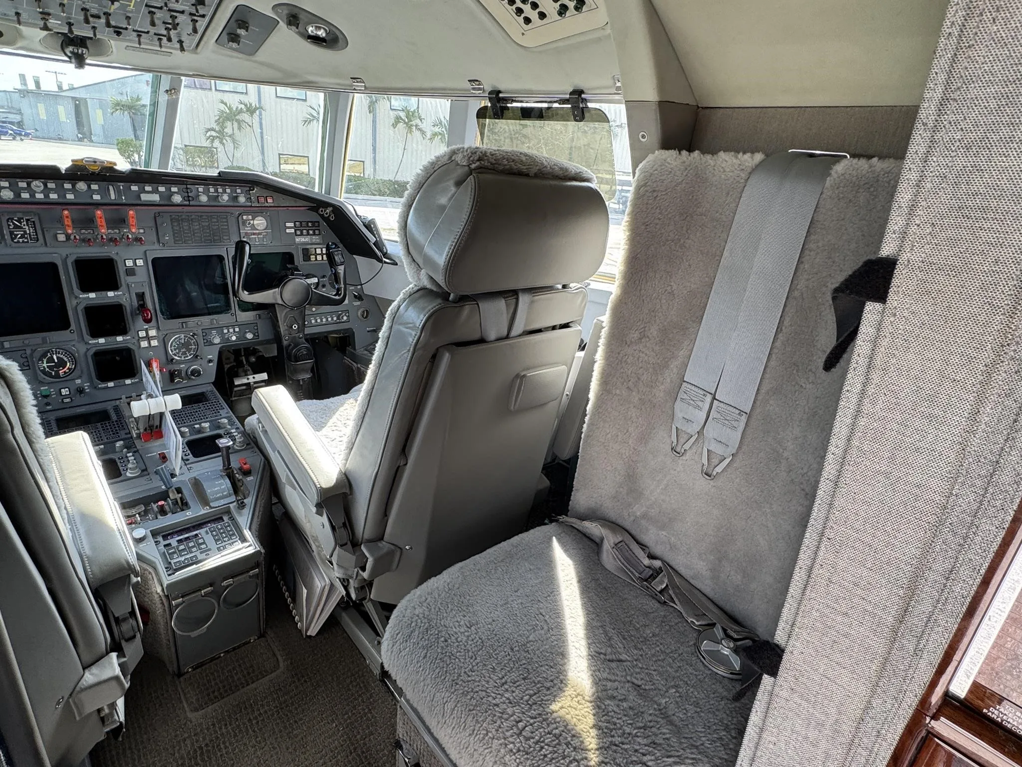 Cabin interior of a 1997 DASSAULT FALCON 50EX.