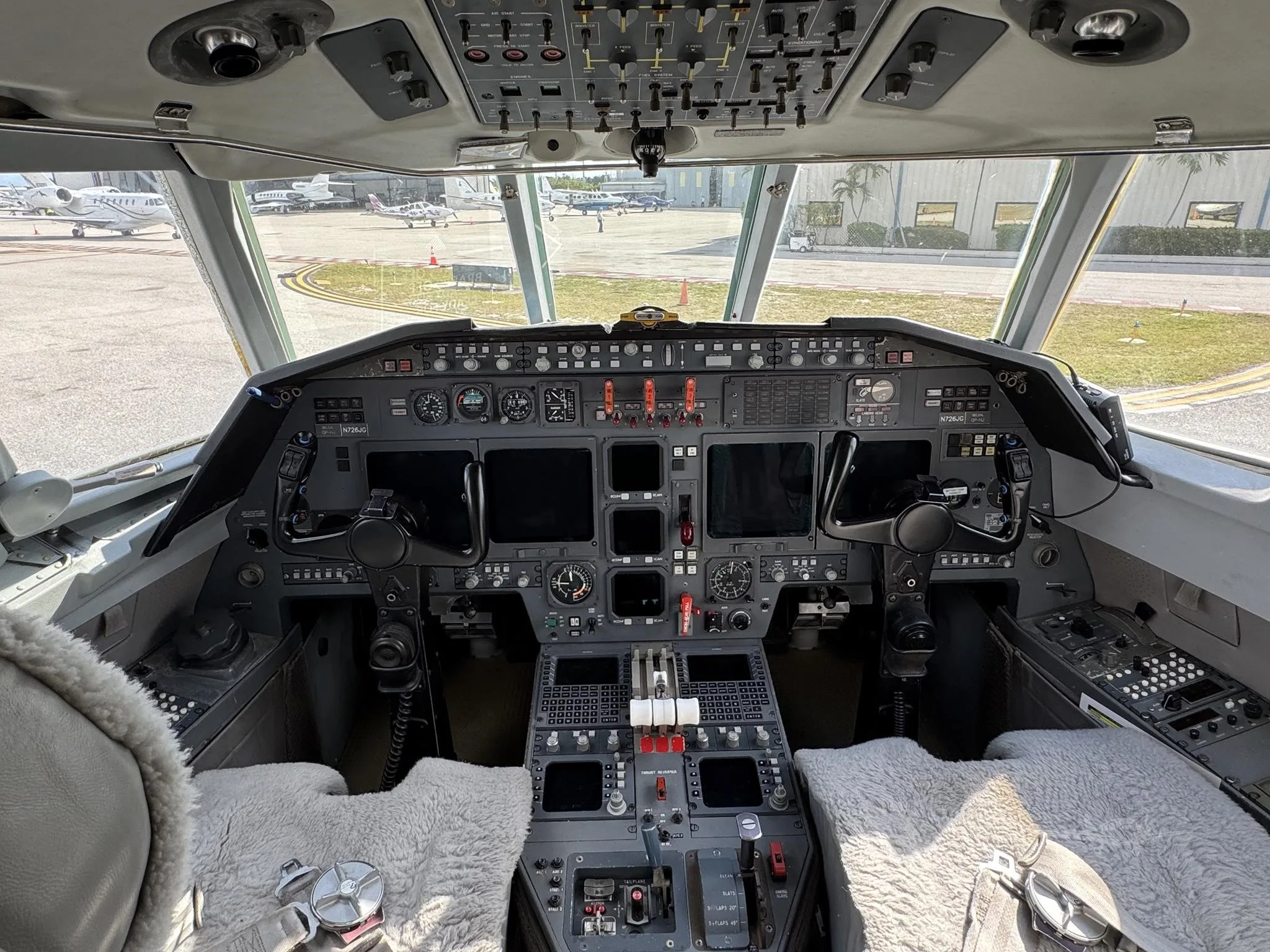 Cockpit and instrument panel of a 1997 DASSAULT FALCON 50EX.