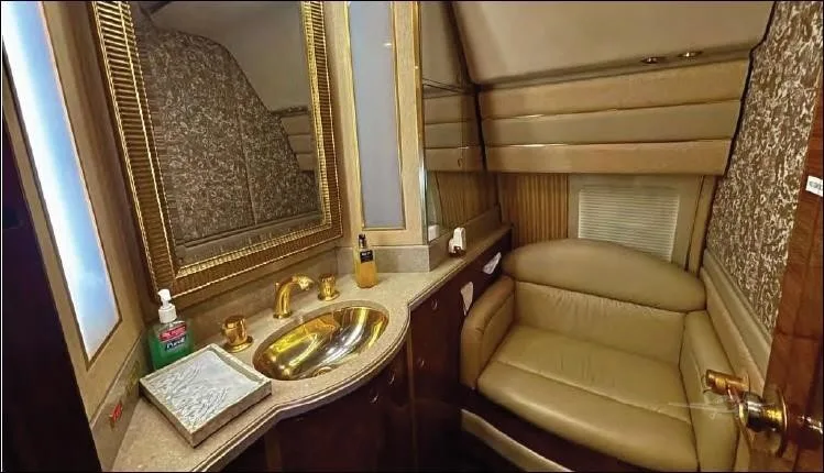 Cabin interior of a 1986 BOEING 737-200 ADVANCED.