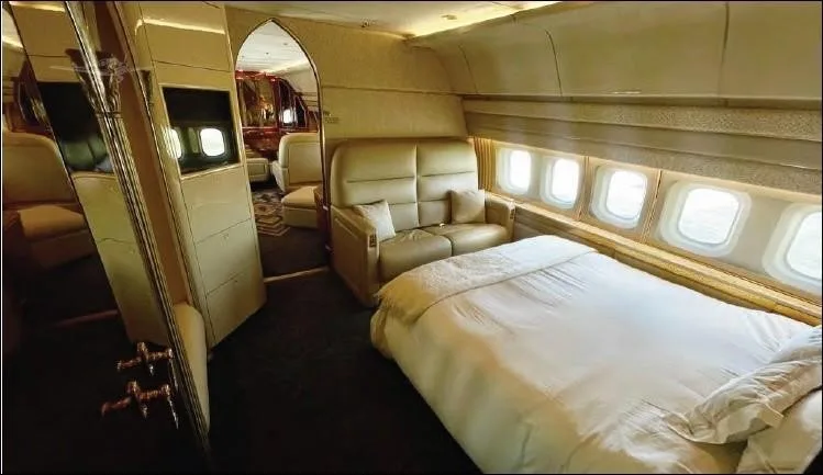 Cabin interior of a 1986 BOEING 737-200 ADVANCED.