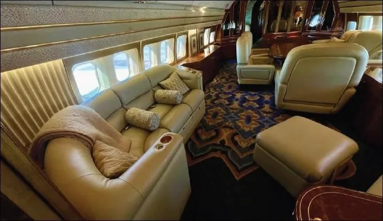 Cabin interior of a 1986 BOEING 737-200 ADVANCED.