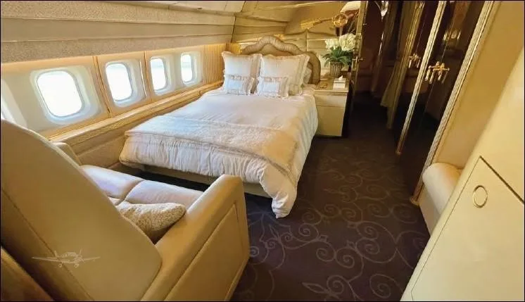 Cabin interior of a 1986 BOEING 737-200 ADVANCED.