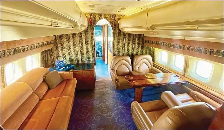 Cabin interior of a 1986 BOEING 737-200 ADVANCED.