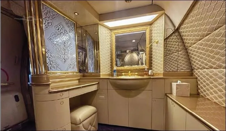 Cabin interior of a 1986 BOEING 737-200 ADVANCED.