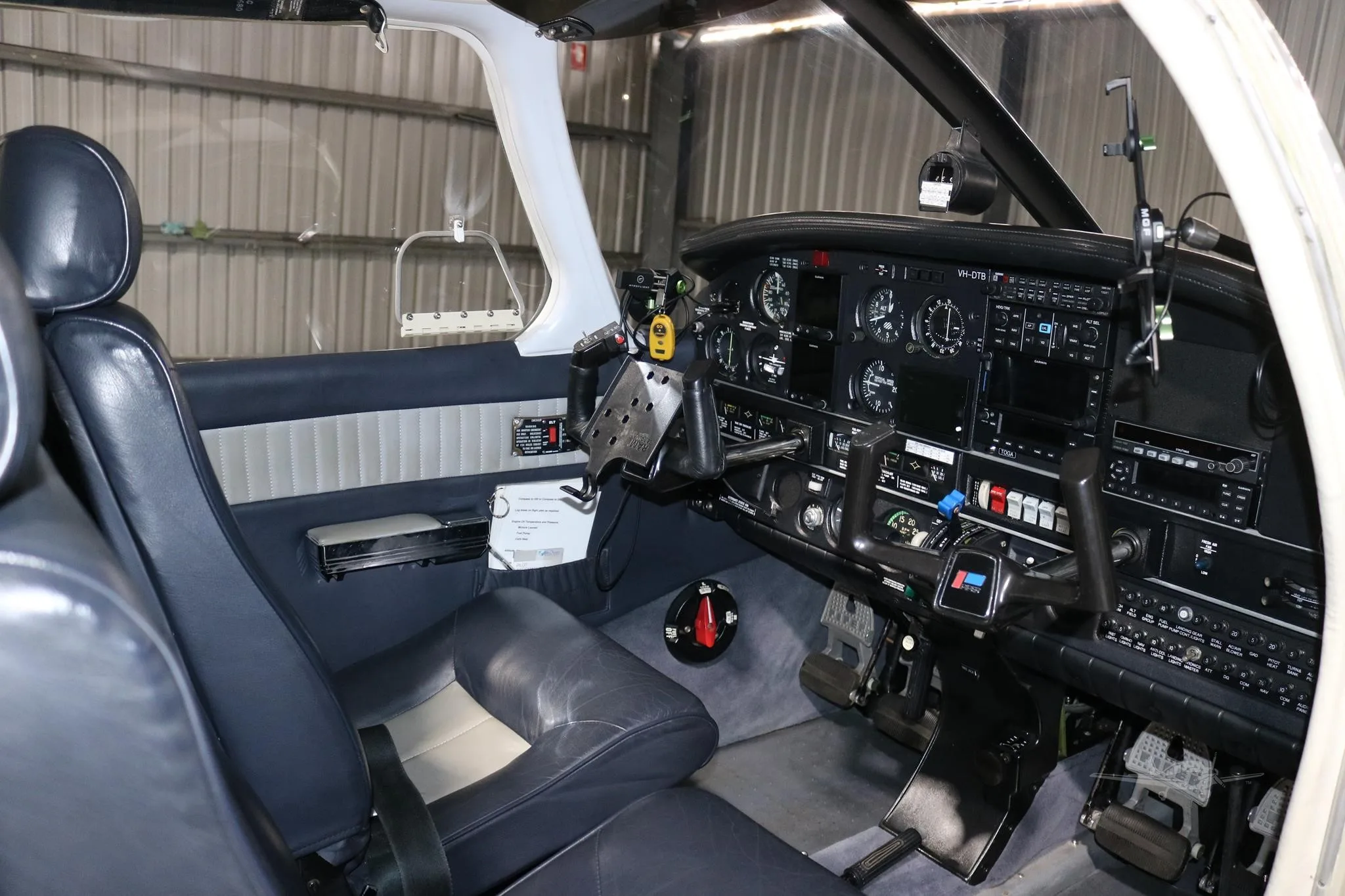Cockpit and instrument panel of a 1979 PIPER ARROW IV.