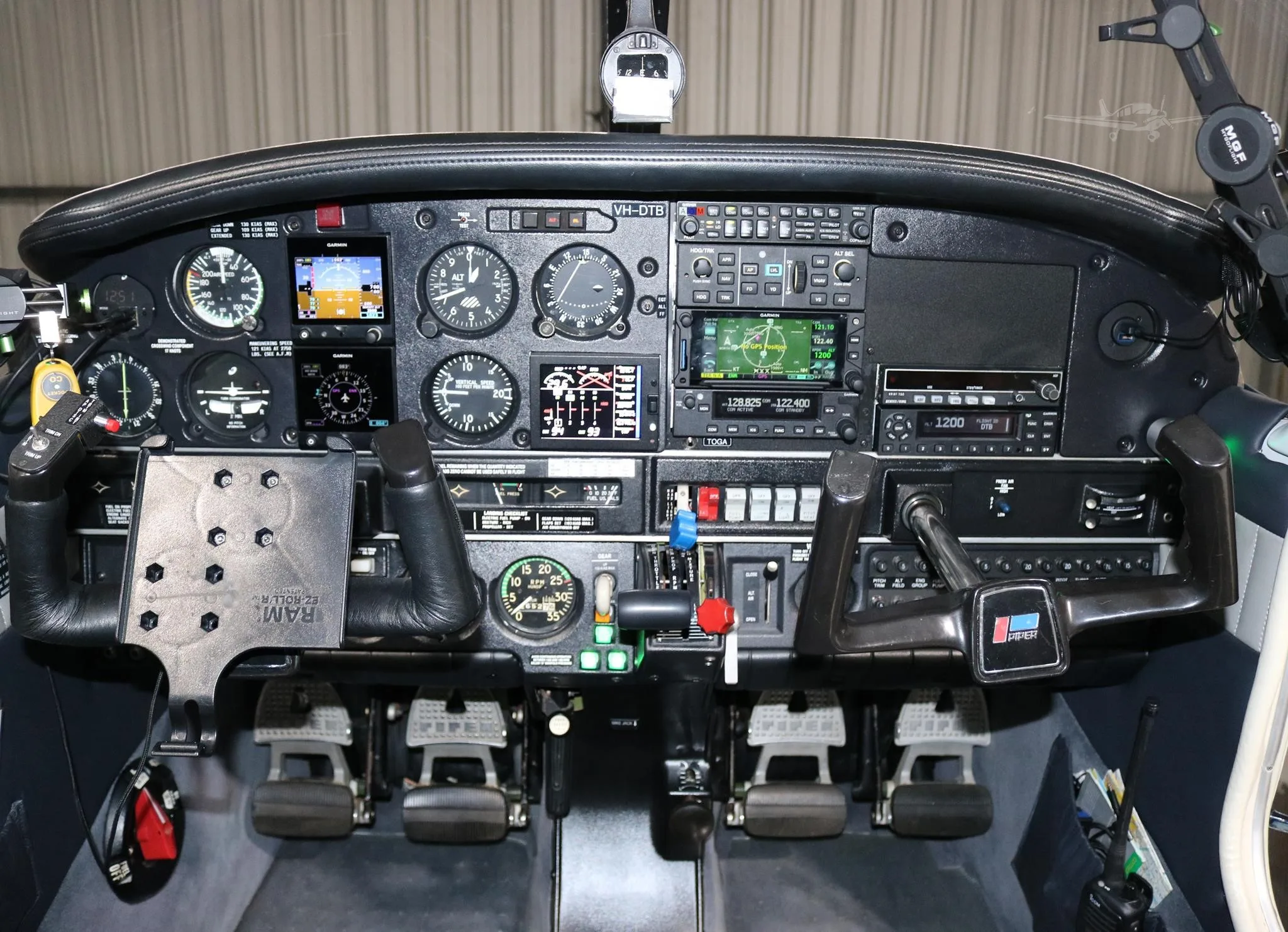 Cockpit and instrument panel of a 1979 PIPER ARROW IV.