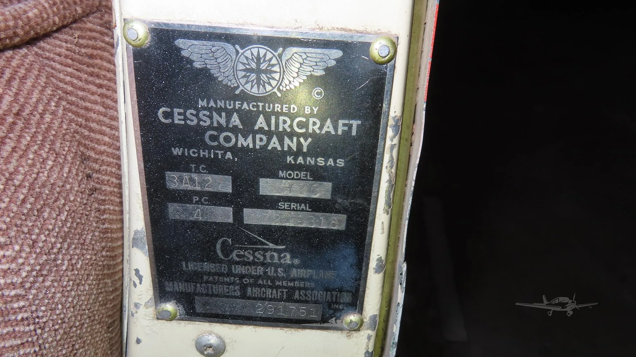Avionics suite of a 1962 CESSNA 172 SKYHAWK.